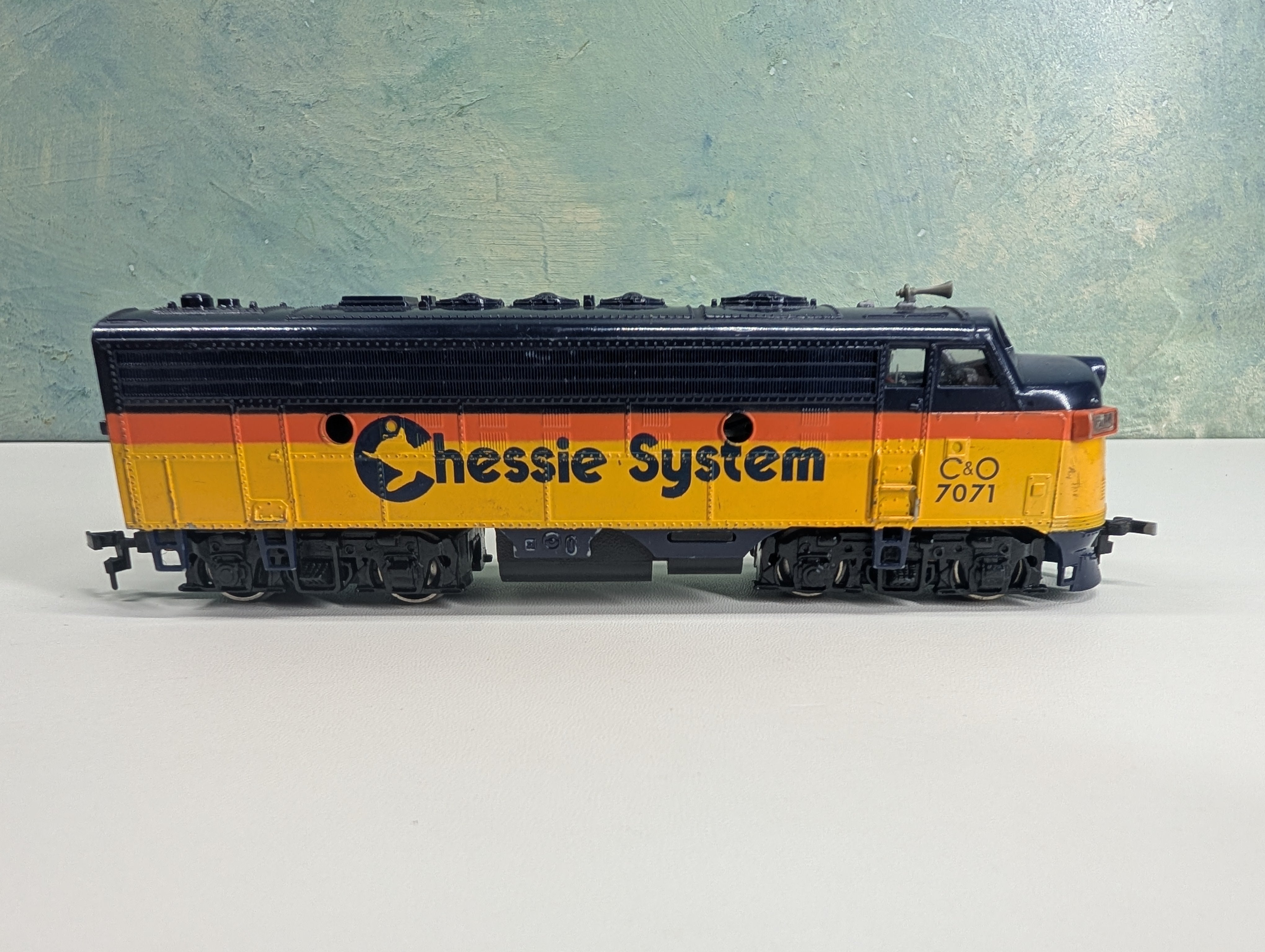 USED Bachmann HO Scale F9 Diesel Locomotive Chessie System C&O #7071 Parts/Repairs DC