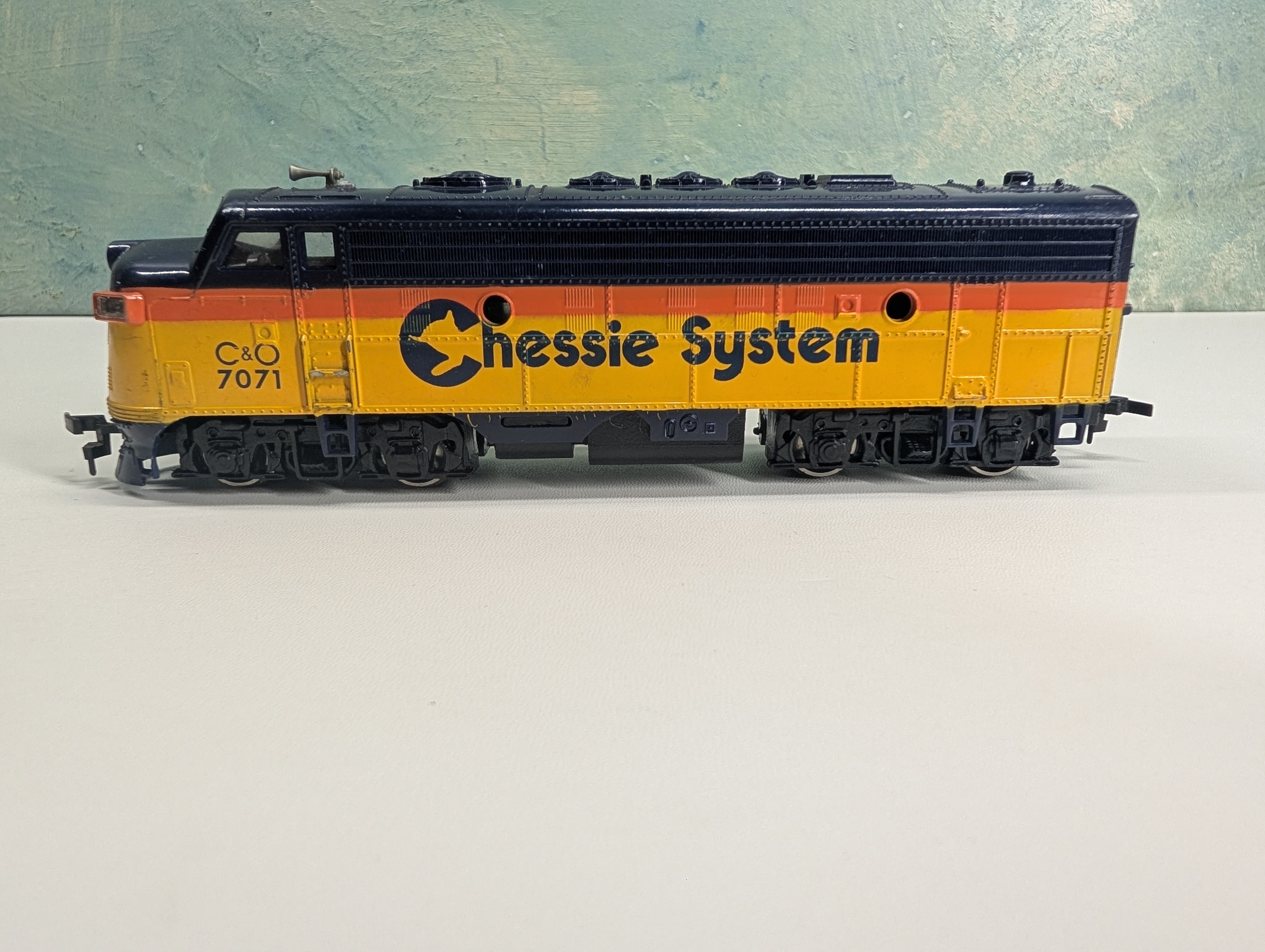 USED Bachmann HO Scale F9 Diesel Locomotive Chessie System C&O #7071 Parts/Repairs DC