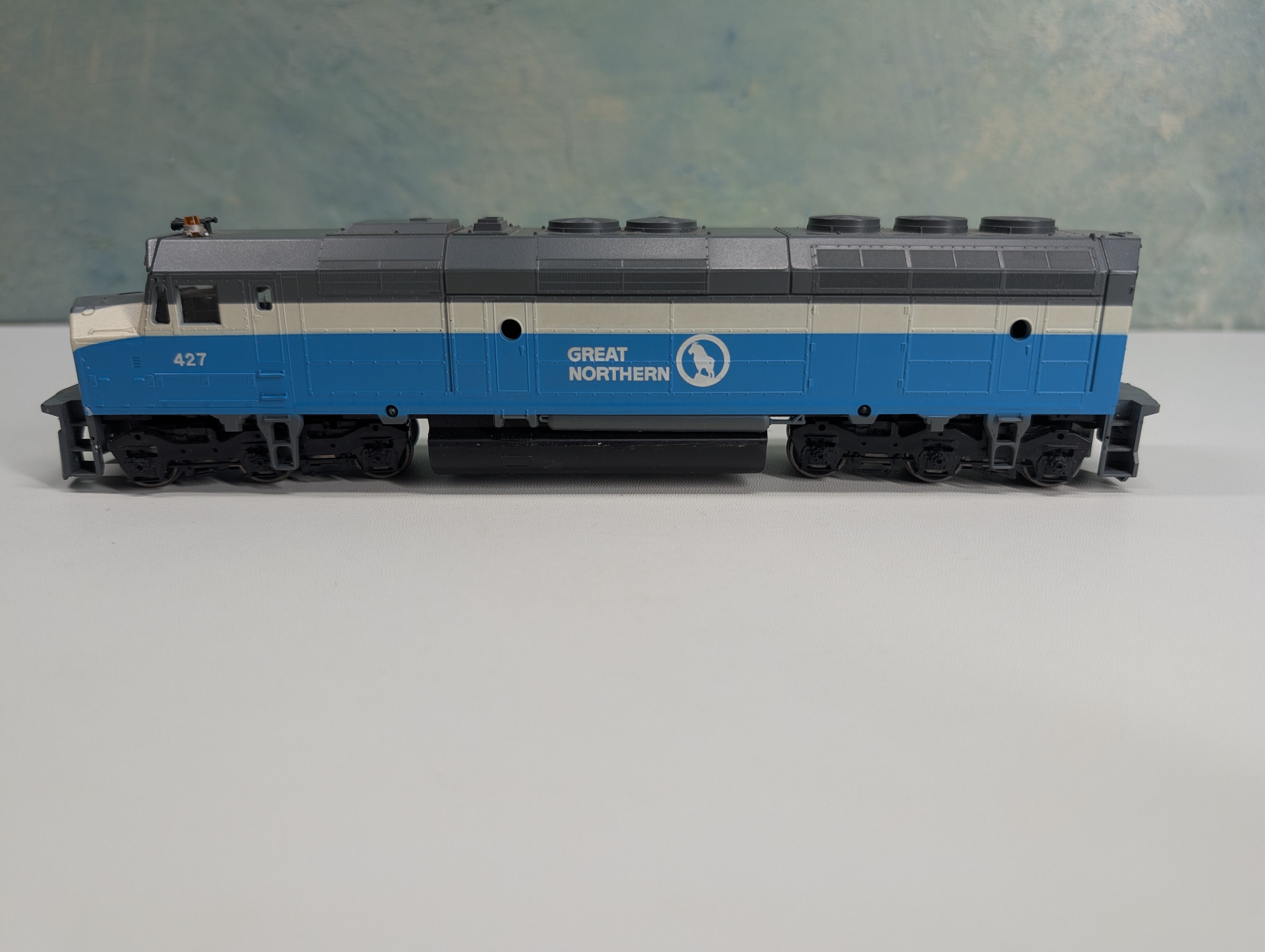 USED Athearn HO Scale F45 Diesel Locomotive w/ Beacon Detail Great Northern GN #427 Tested! DC