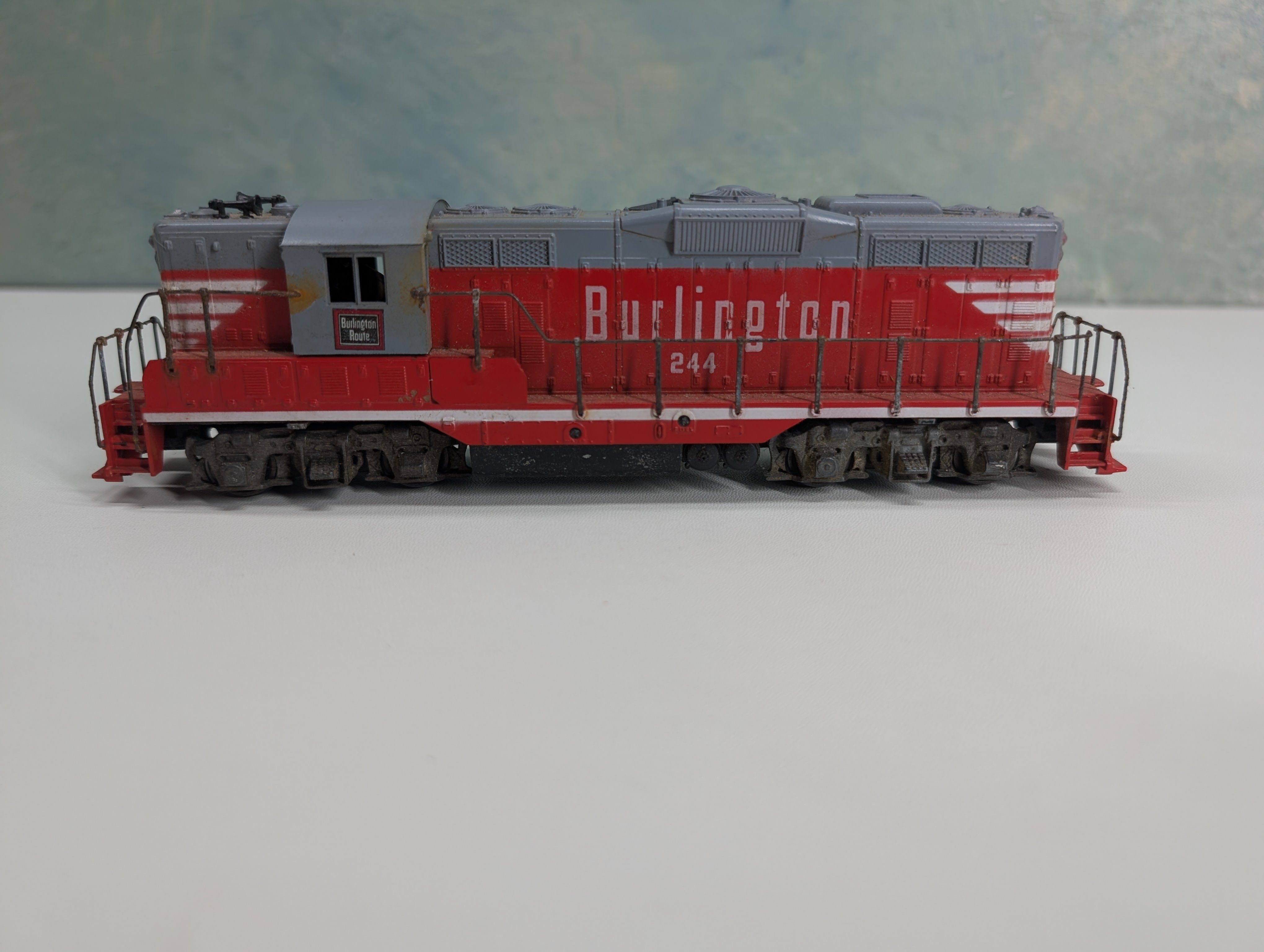 USED Athearn HO Scale GP9 Diesel Locomotive Burlington #244 Tested! DC