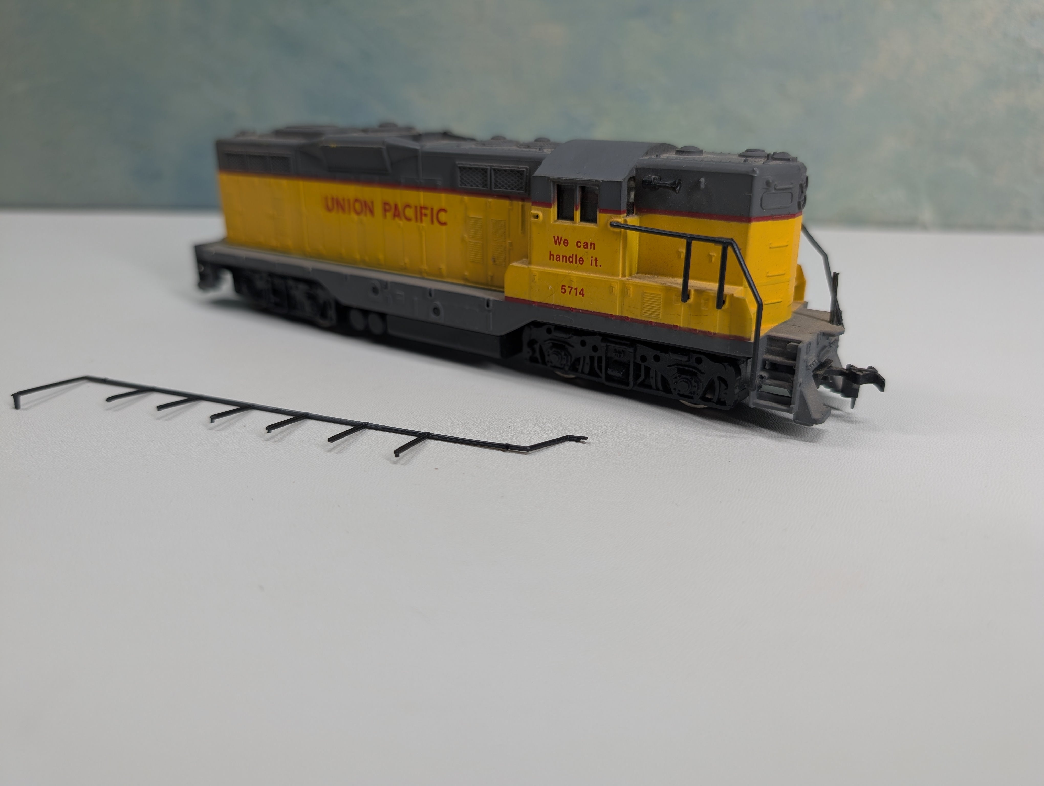 USED Lionel HO Scale GP9 Diesel Locomotive Union Pacific UP #5714 Tested! DC