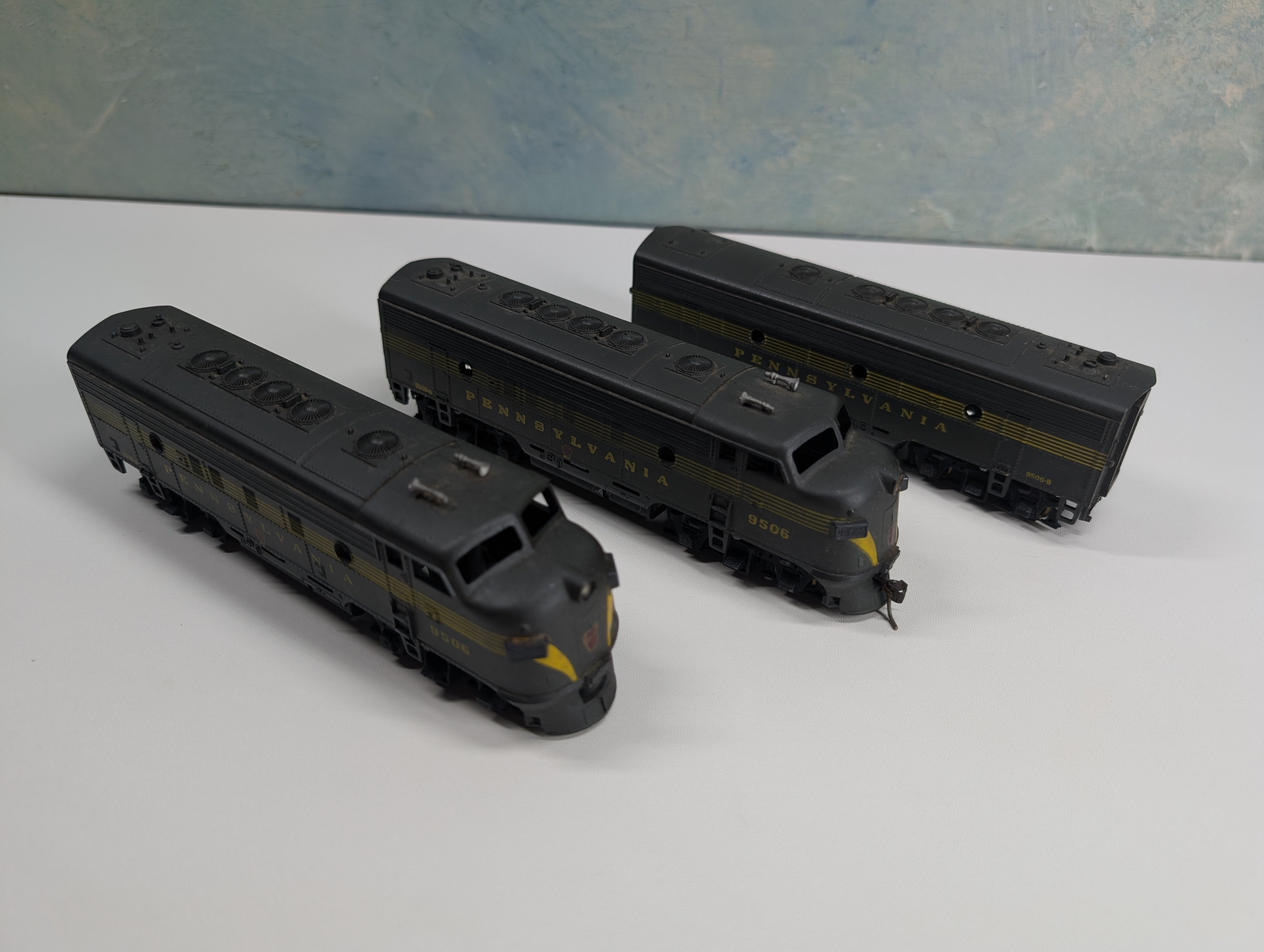 USED Athearn HO Scale ABA Diesel Locomotive Set Pennsylvania #9506 Parts/Repairs DC