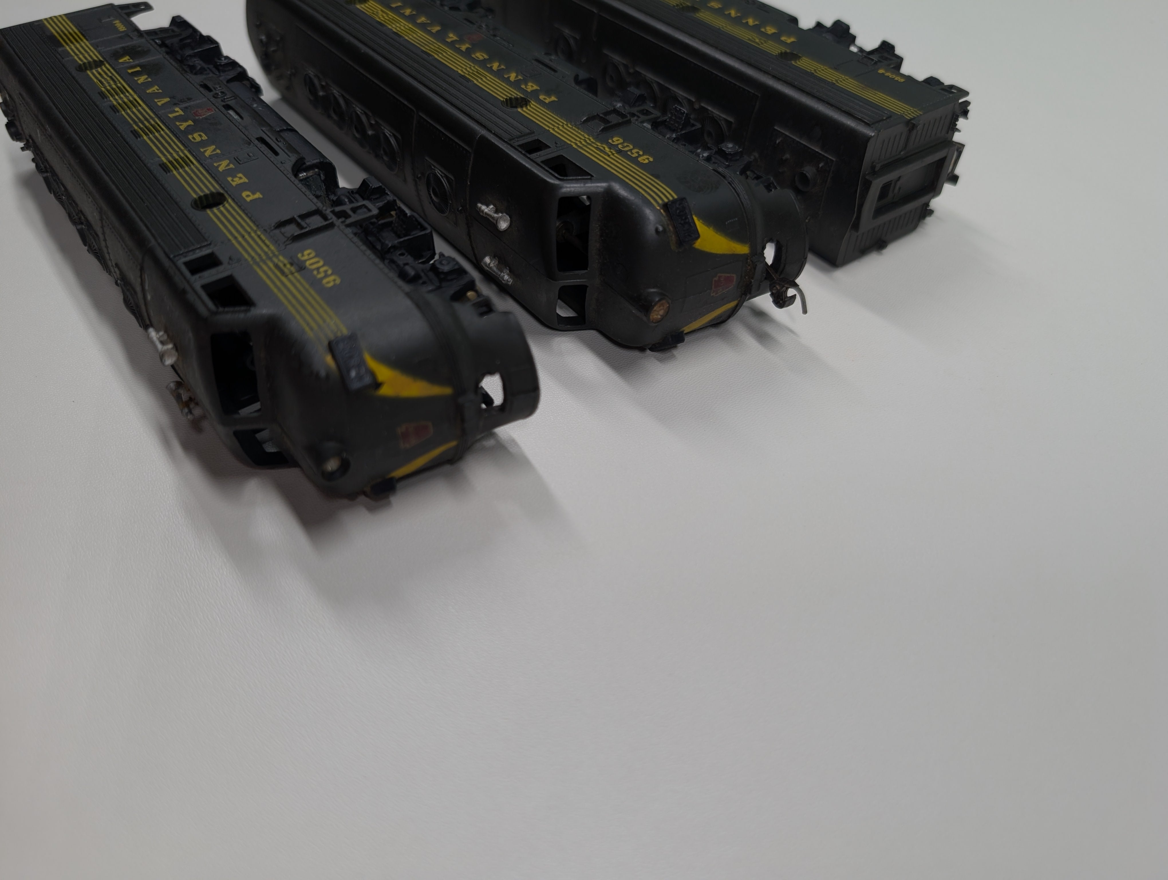 USED Athearn HO Scale ABA Diesel Locomotive Set Pennsylvania #9506 Parts/Repairs DC