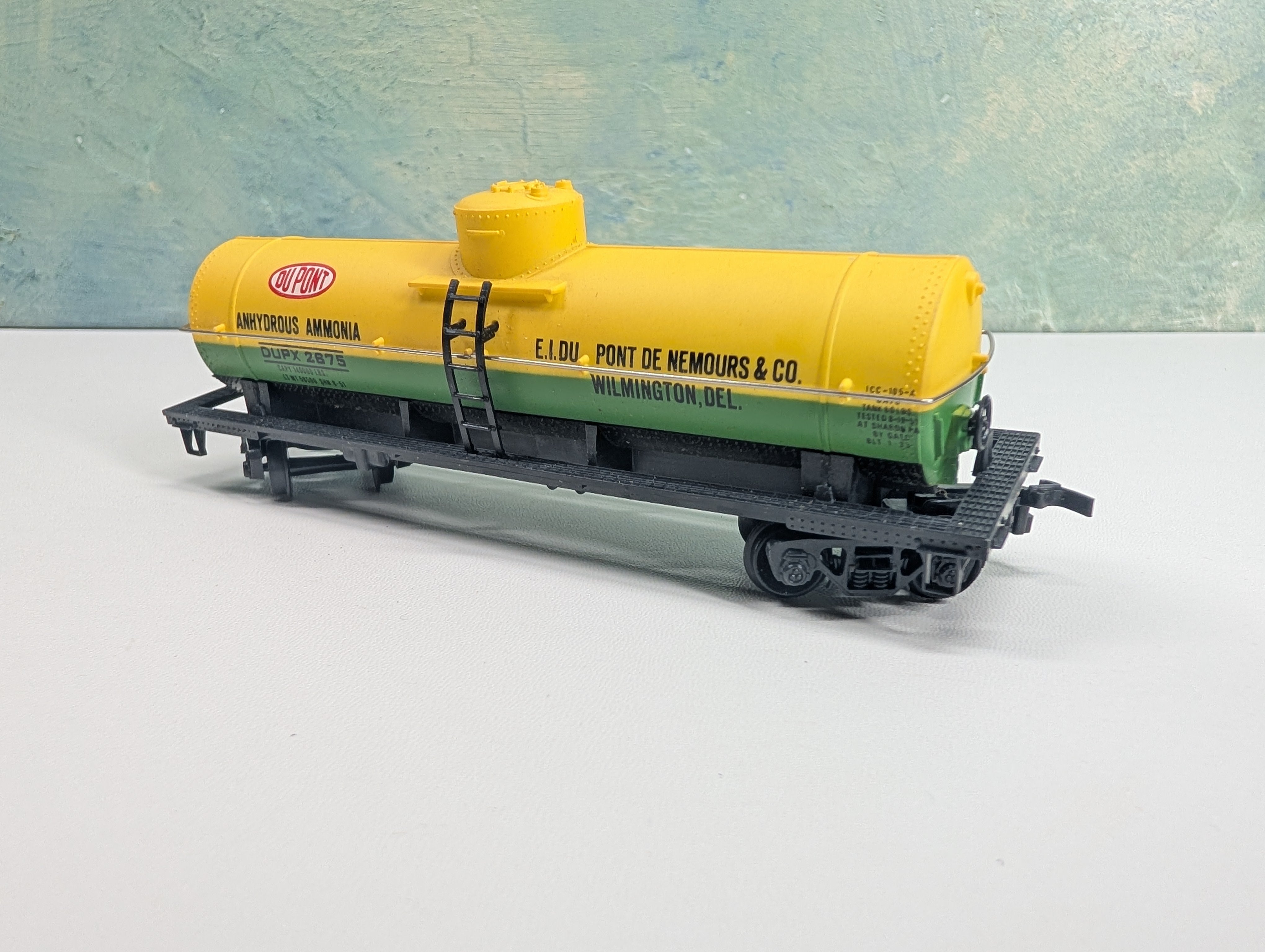 USED PEMCO HO Scale Single Dome Tank Car DuPont DUPX #2675