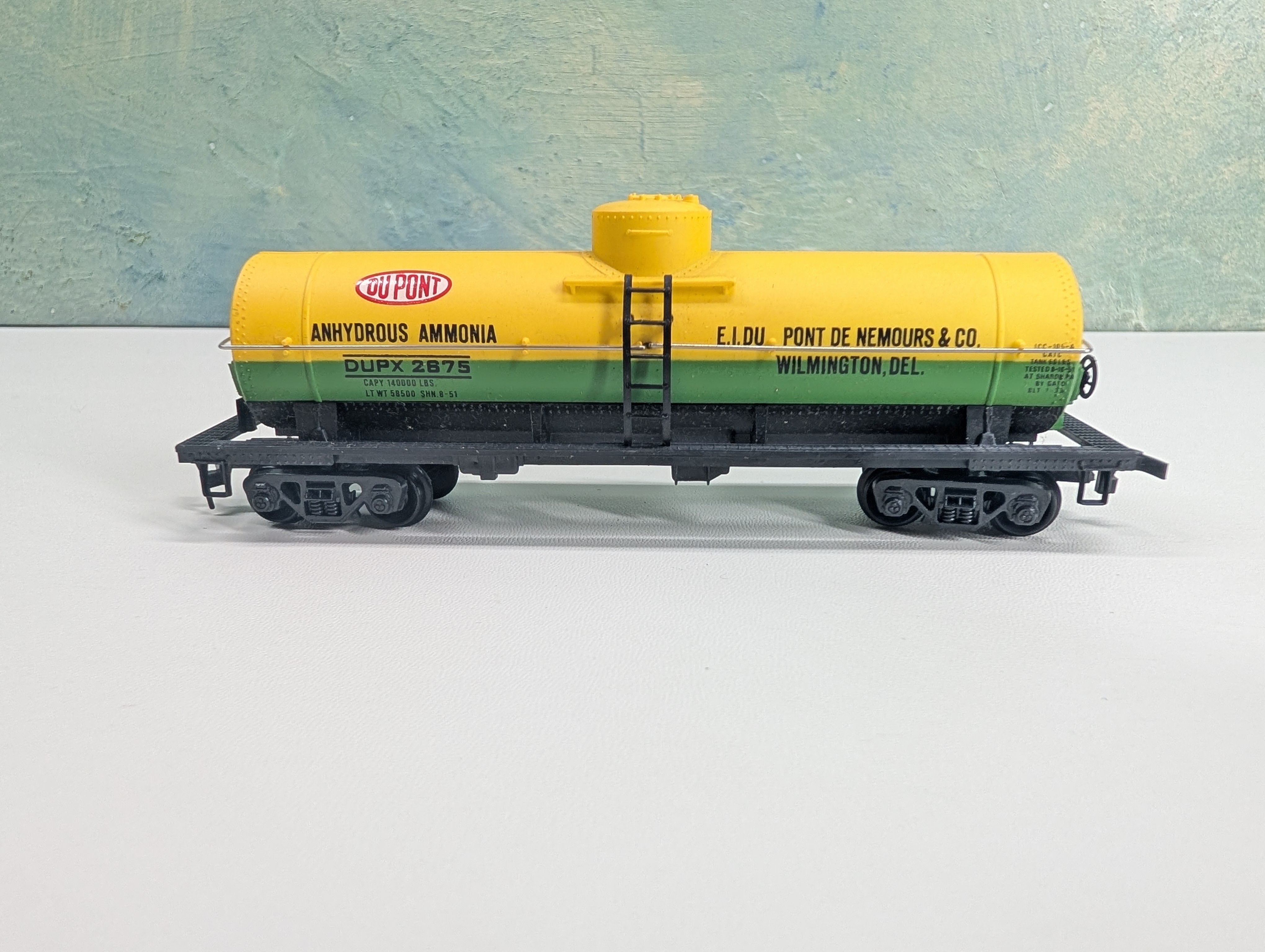 USED PEMCO HO Scale Single Dome Tank Car DuPont DUPX #2675