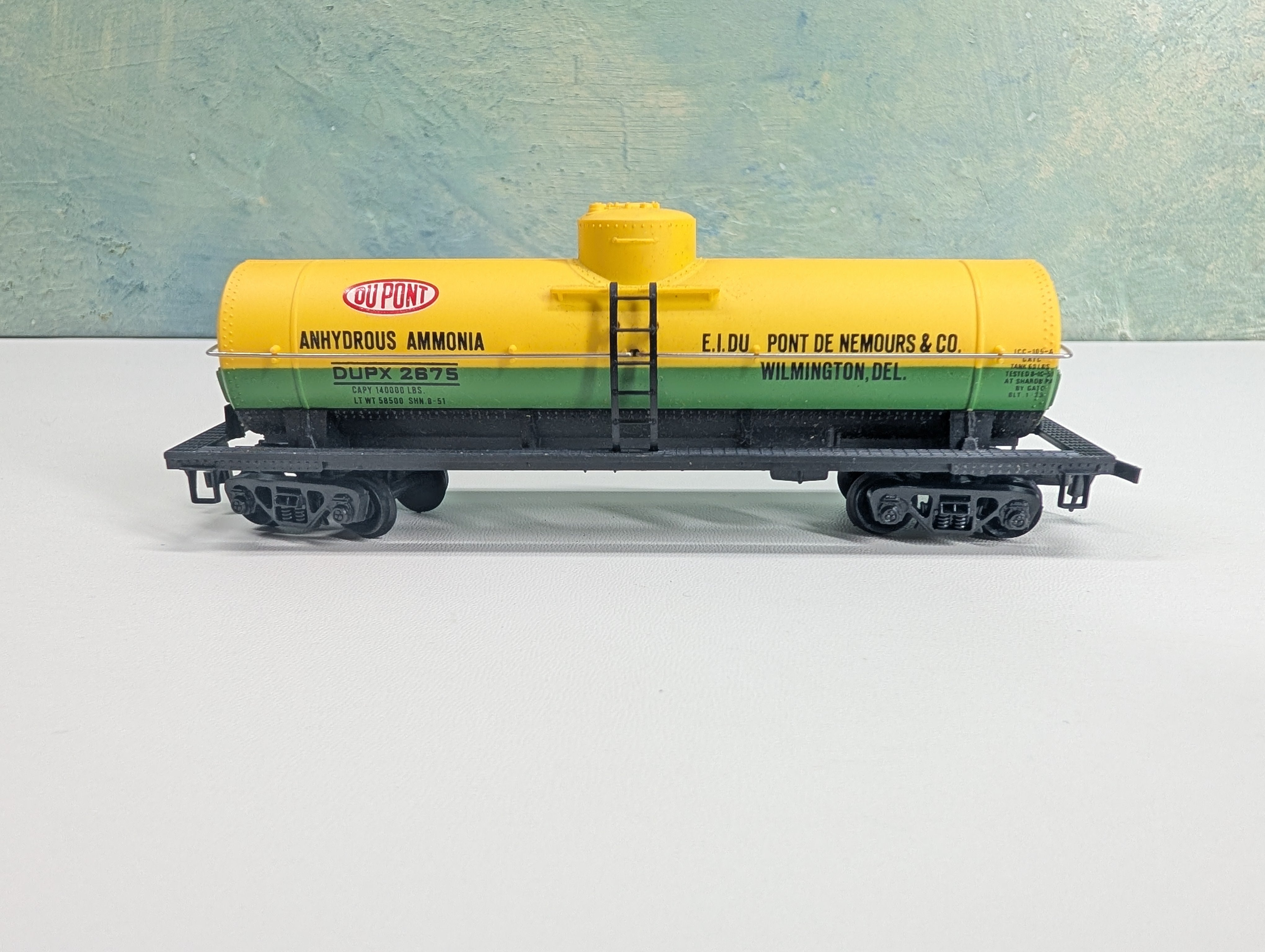 USED PEMCO HO Scale Single Dome Tank Car DuPont DUPX #2675