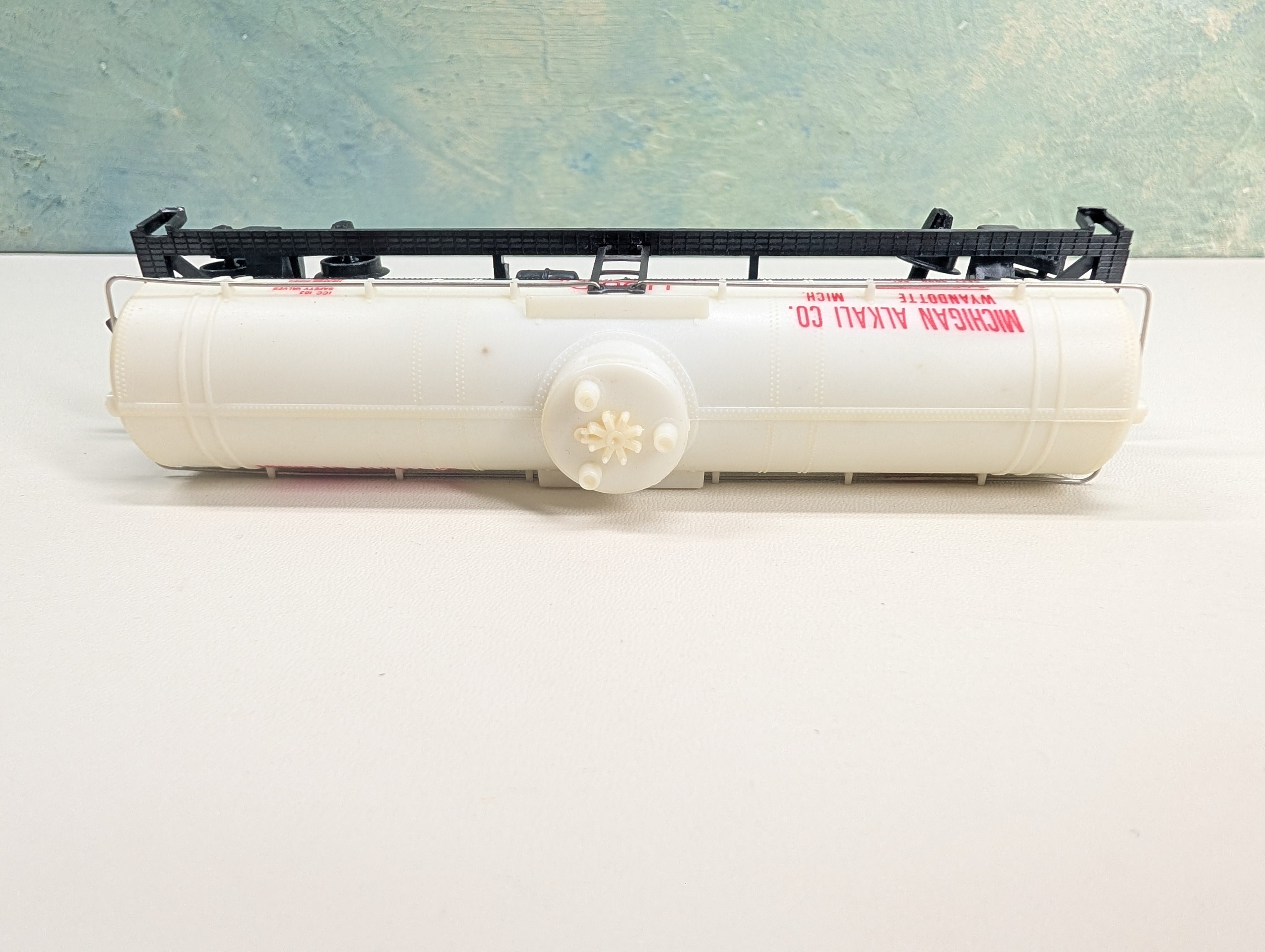 USED HO Scale Single Dome Tank Car Michigan Alkali Co GATX #39617
