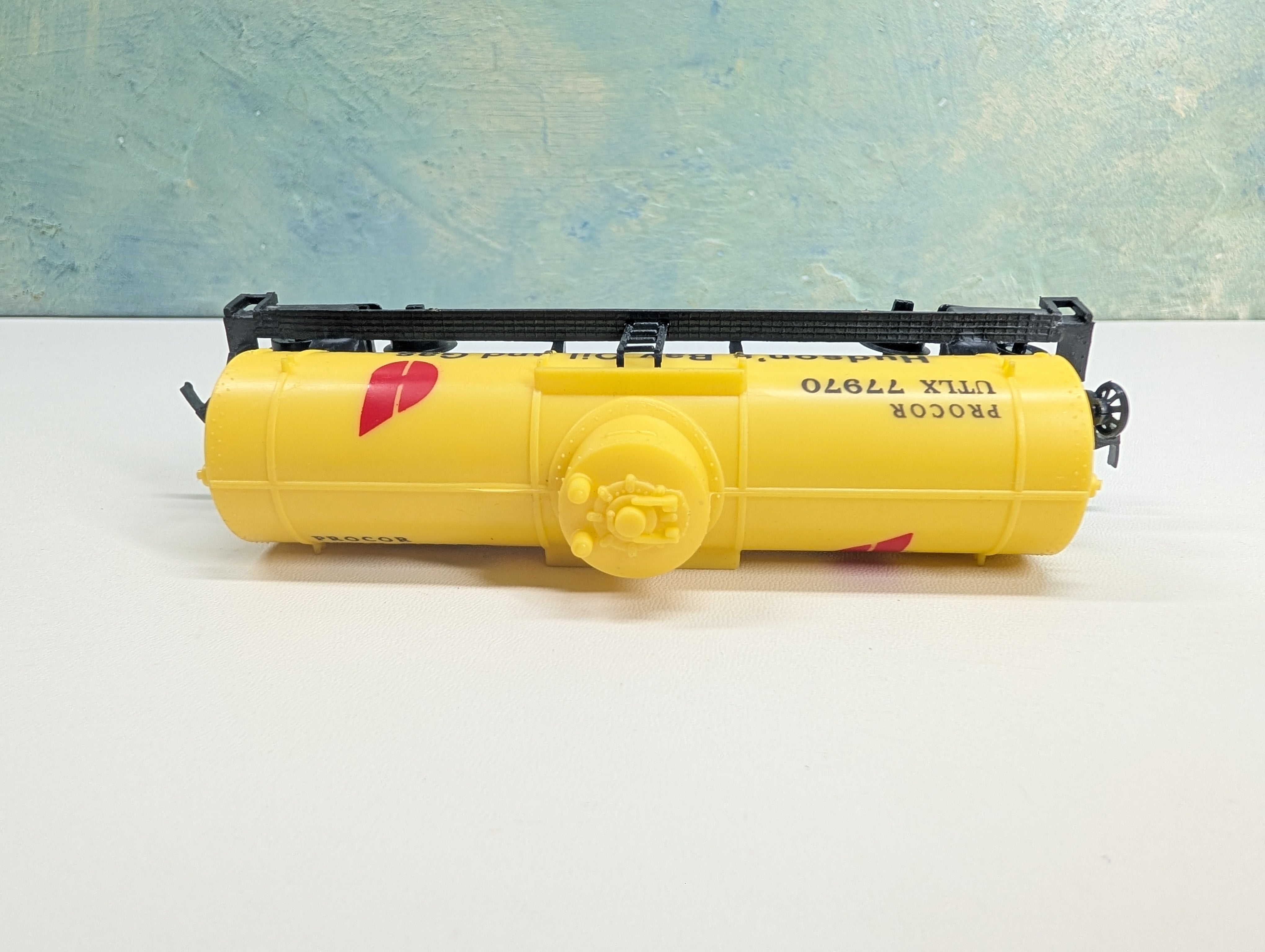 USED Life-Like HO Scale Single Dome Tank Car Hudson's Bay Oil and Gas UTLX #77970 Procor