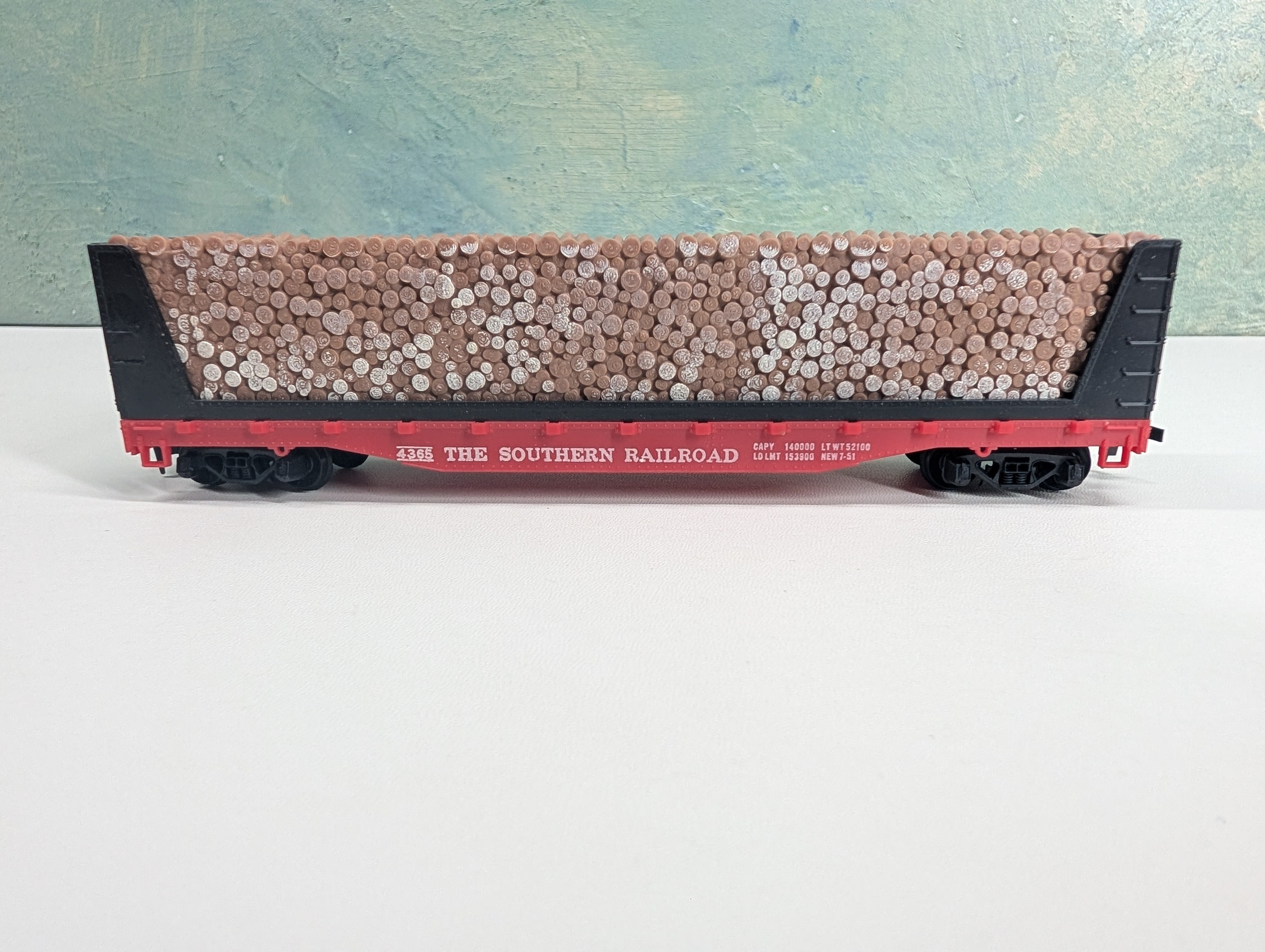USED Mantua HO Scale 50' Bulkhead Flat Car w/ Pulpwood Southern #4365
