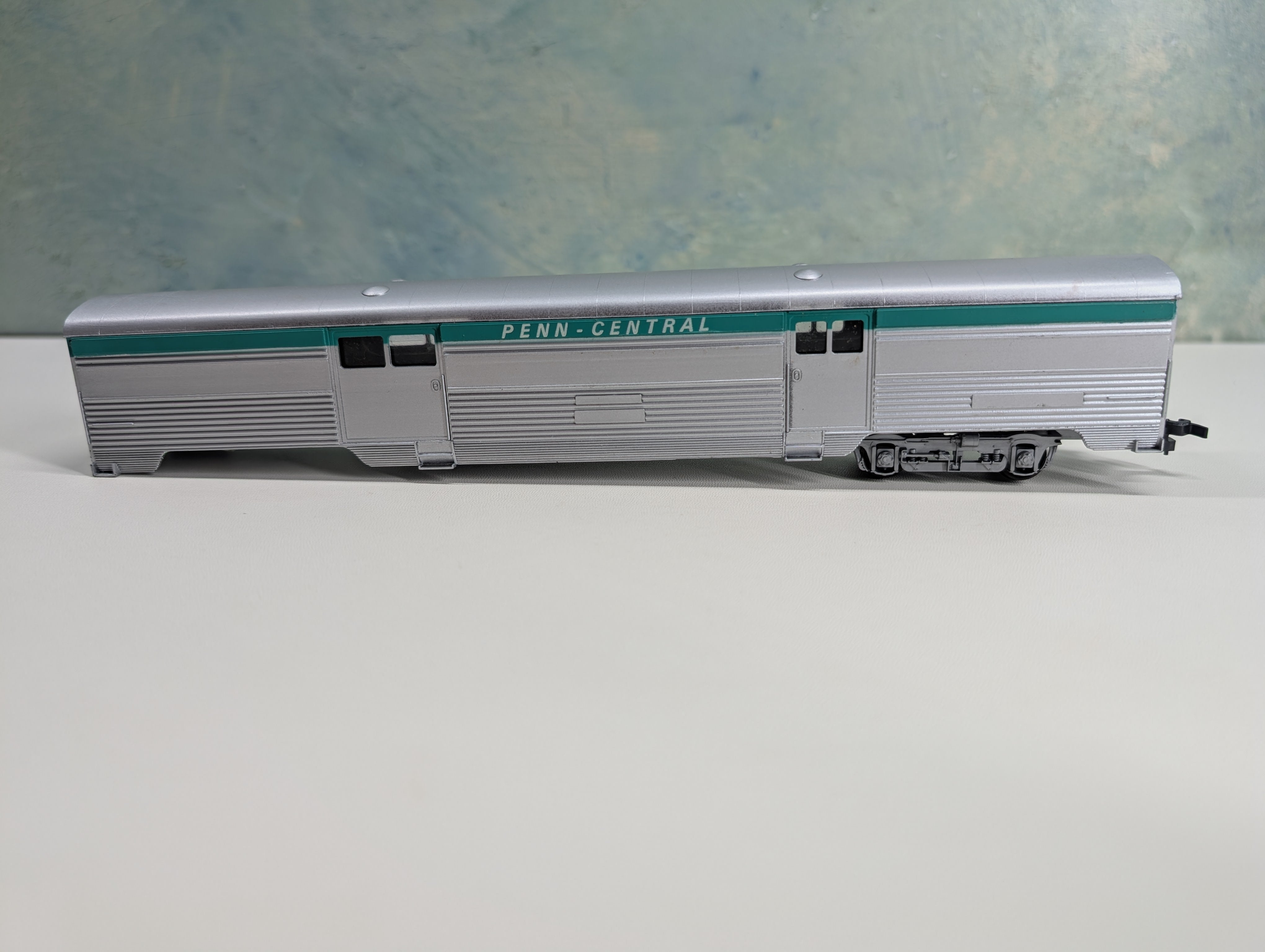USED Con-Cor HO Scale 72' Baggage Passenger Car Penn Central