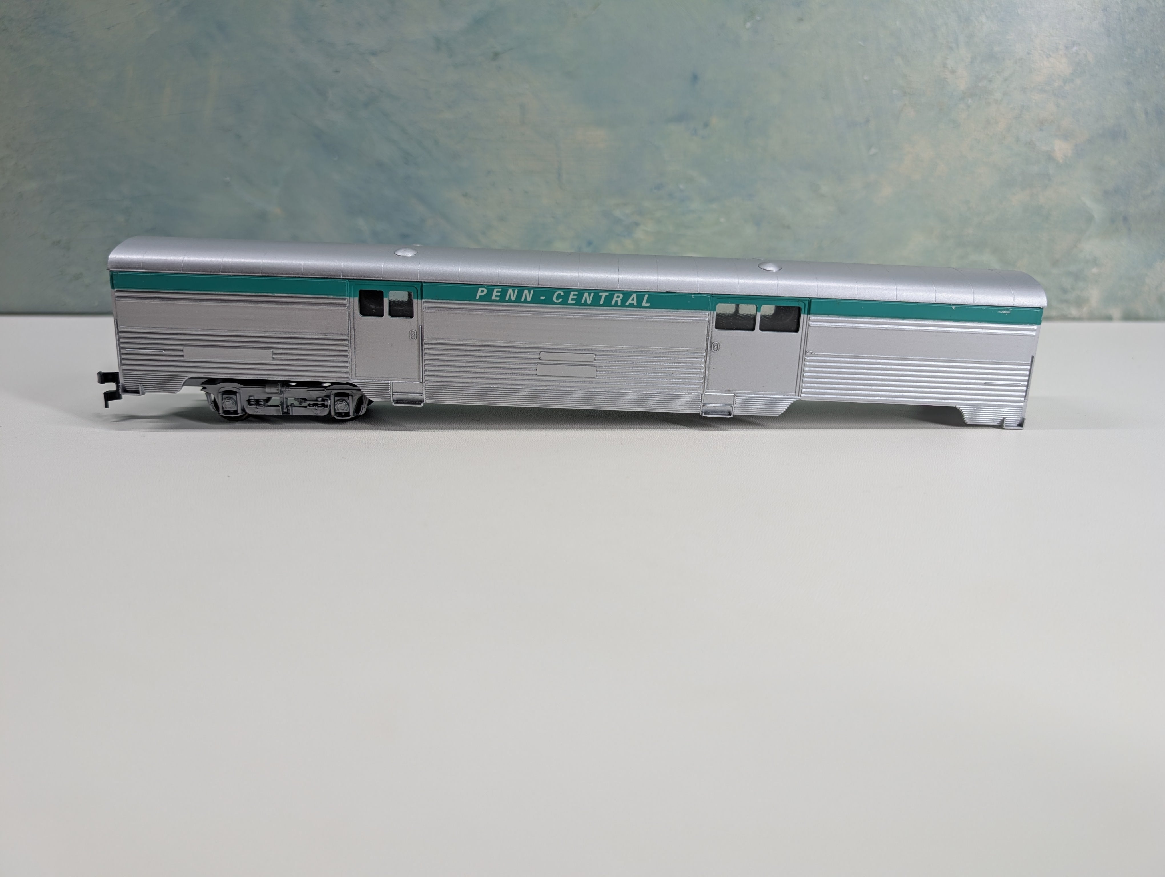 USED Con-Cor HO Scale 72' Baggage Passenger Car Penn Central