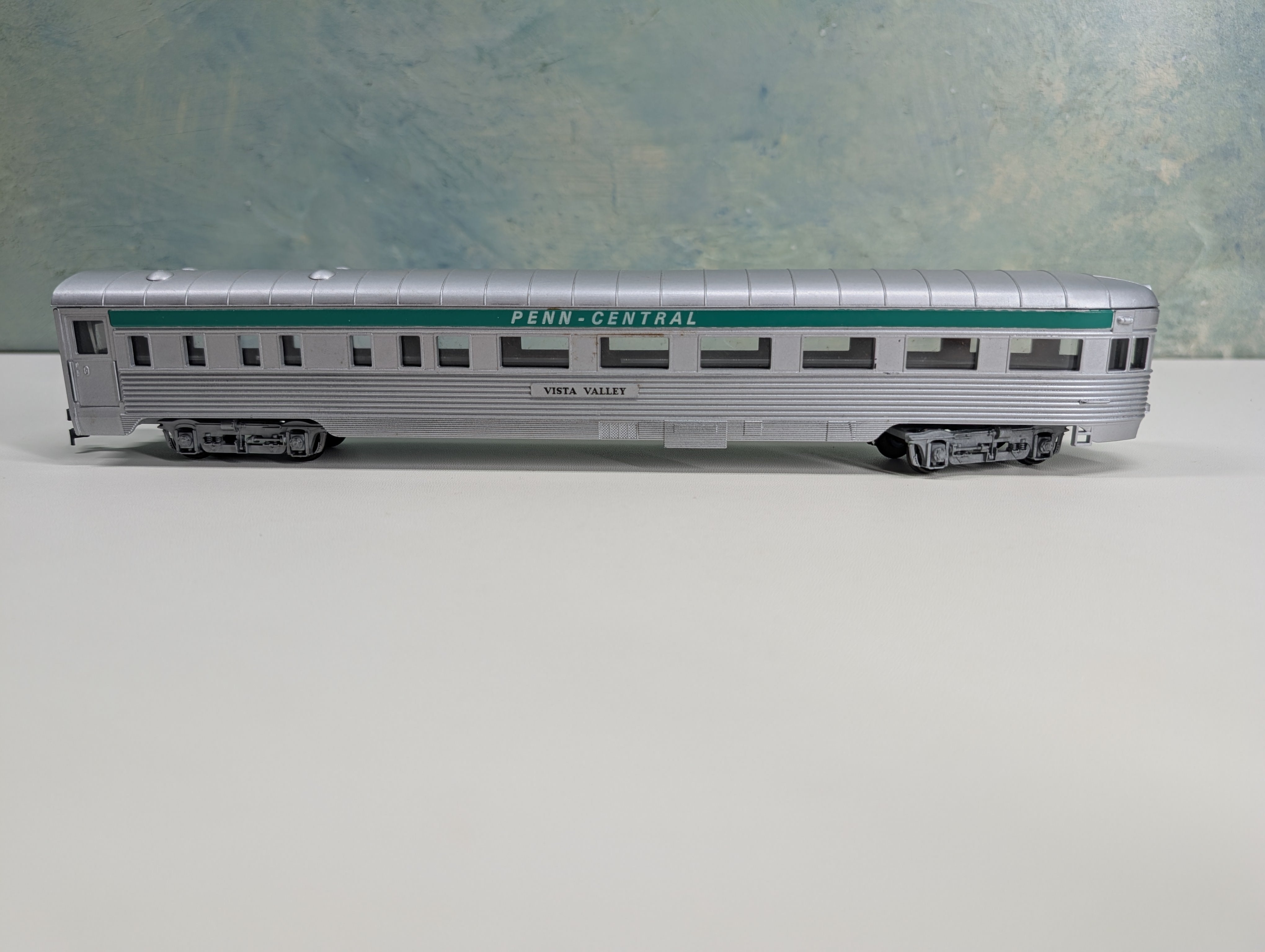 USED Con-Cor HO Scale 80' Observation Passenger Car Penn Central Vista Valley
