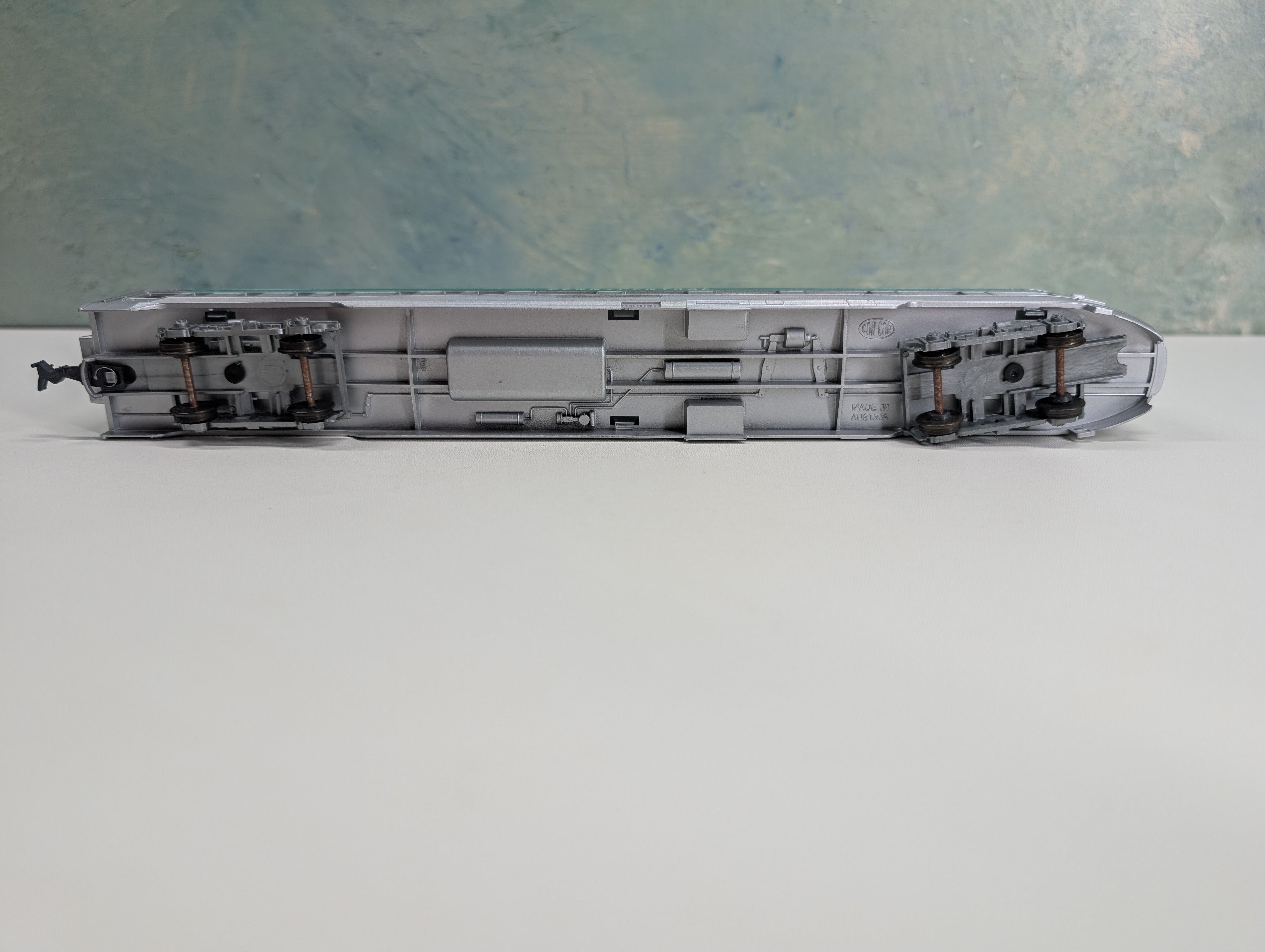 USED Con-Cor HO Scale 80' Observation Passenger Car Penn Central Vista Valley