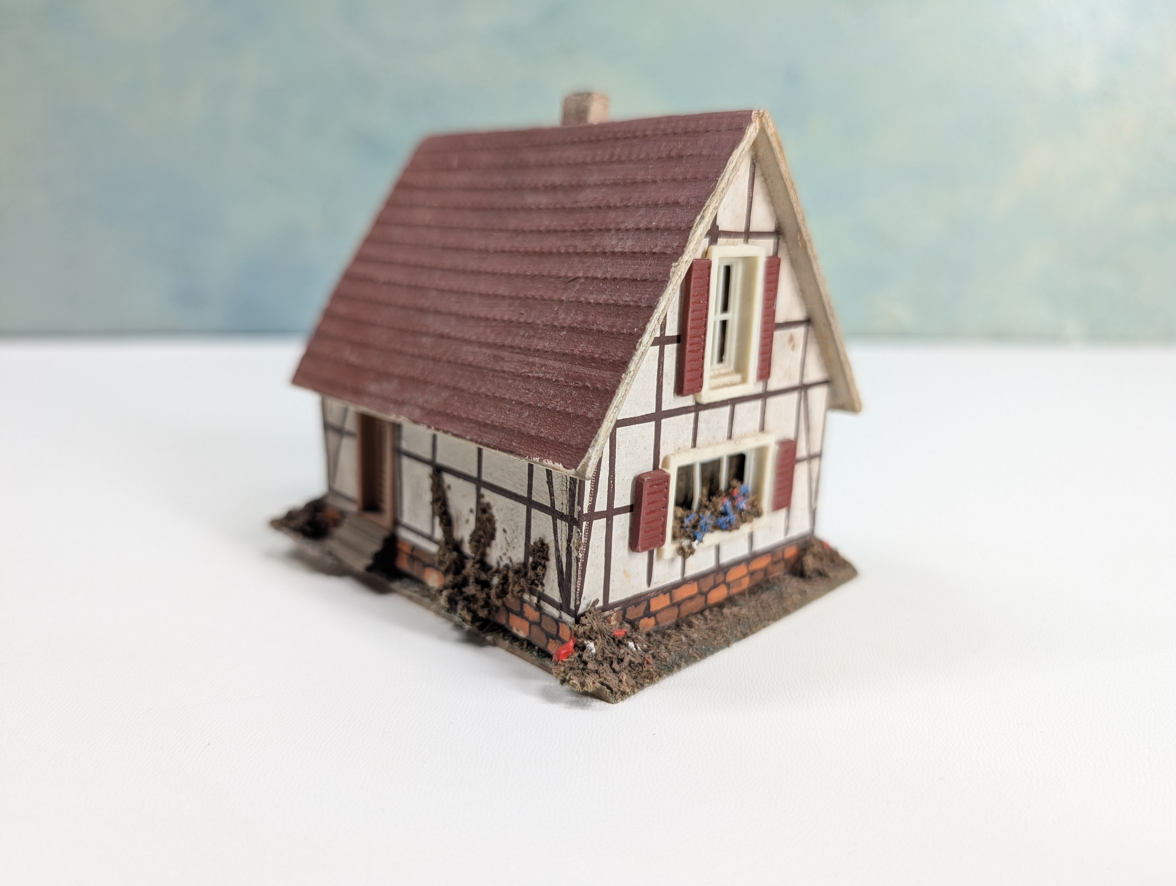 USED HO Scale Small German Cottage w/ Red Shutters