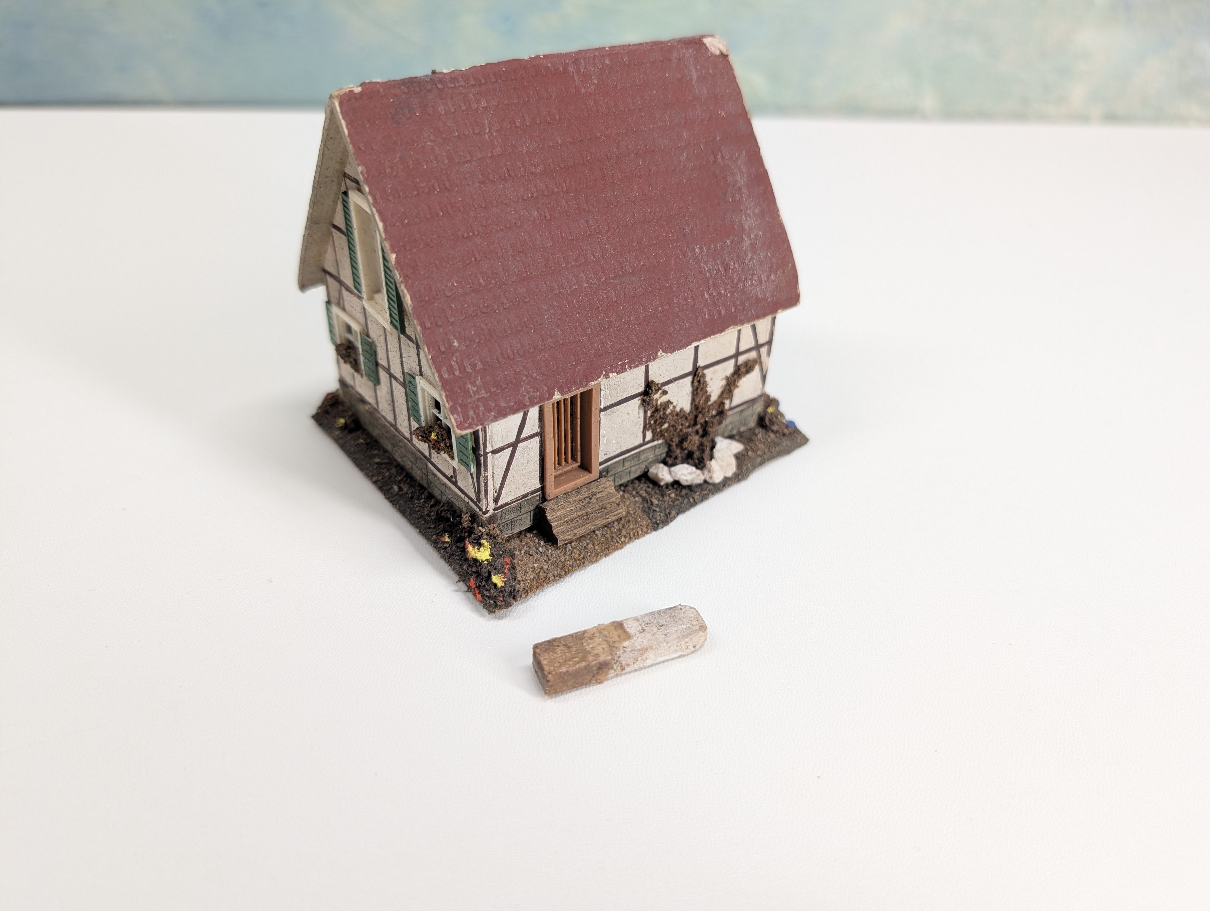 USED HO Scale Small German Cottage w/ Green Shutters