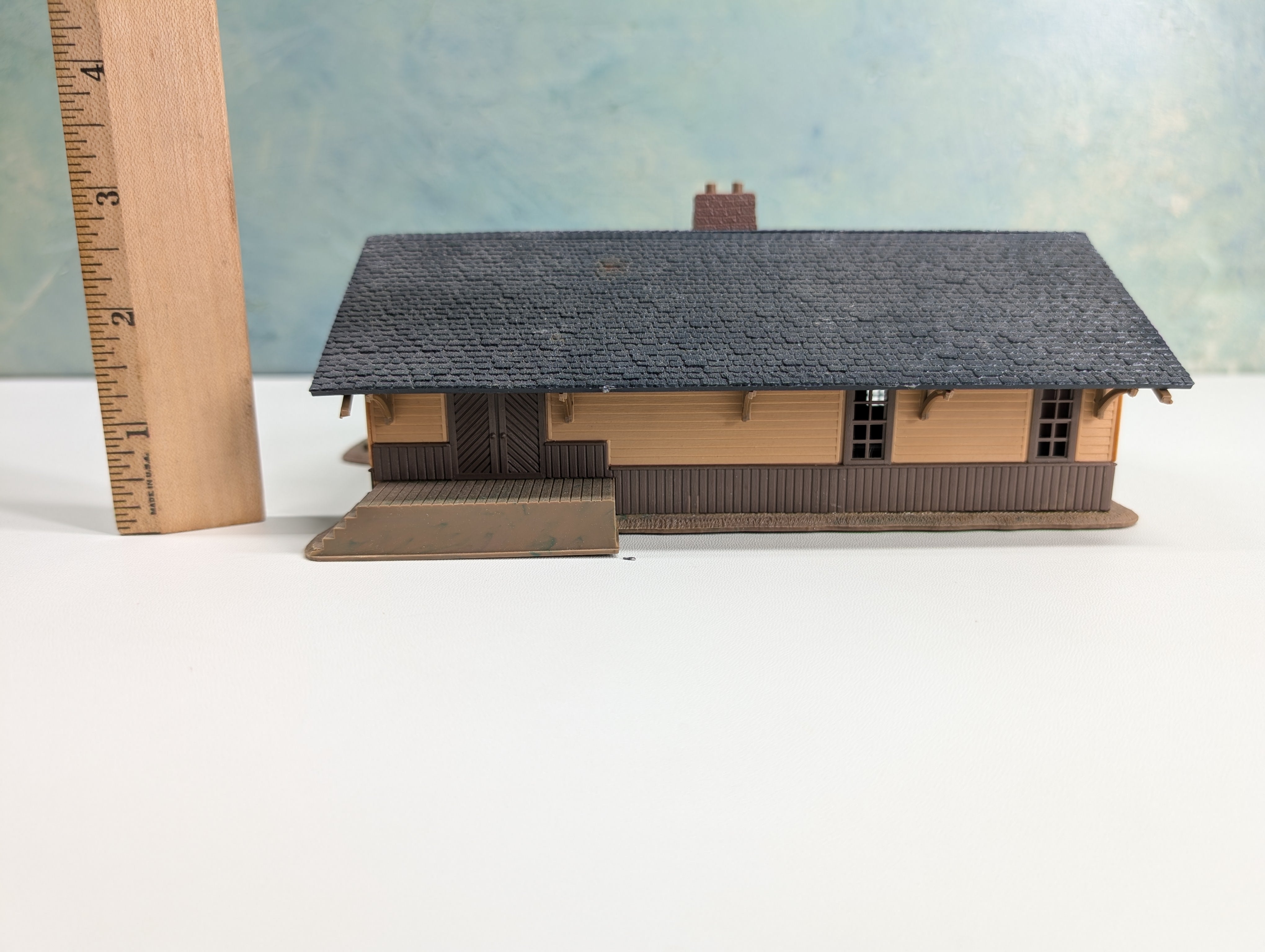 USED Pola HO Scale Freight Station