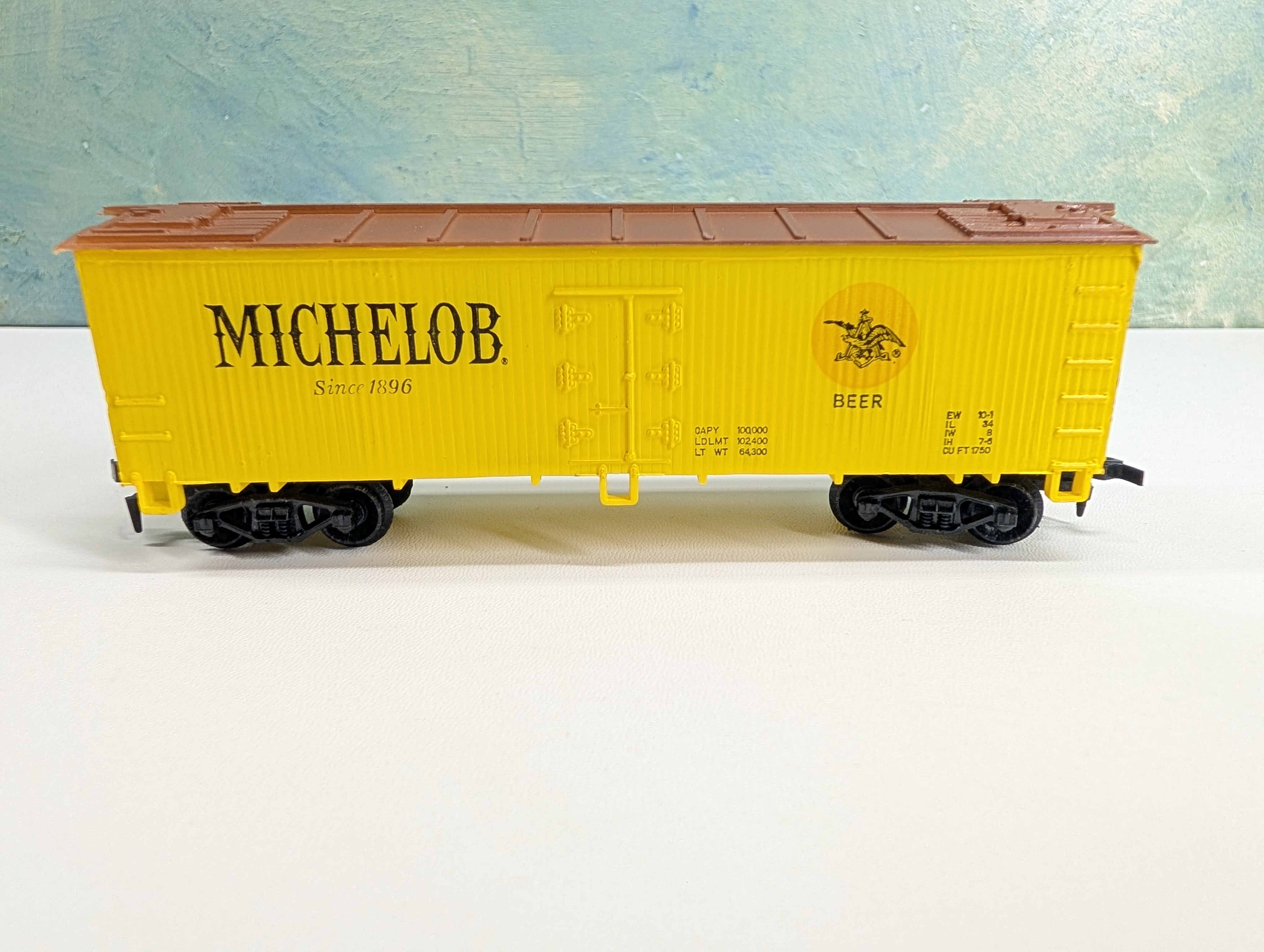 USED HO Scale 38' Beer Car Michelob Beer