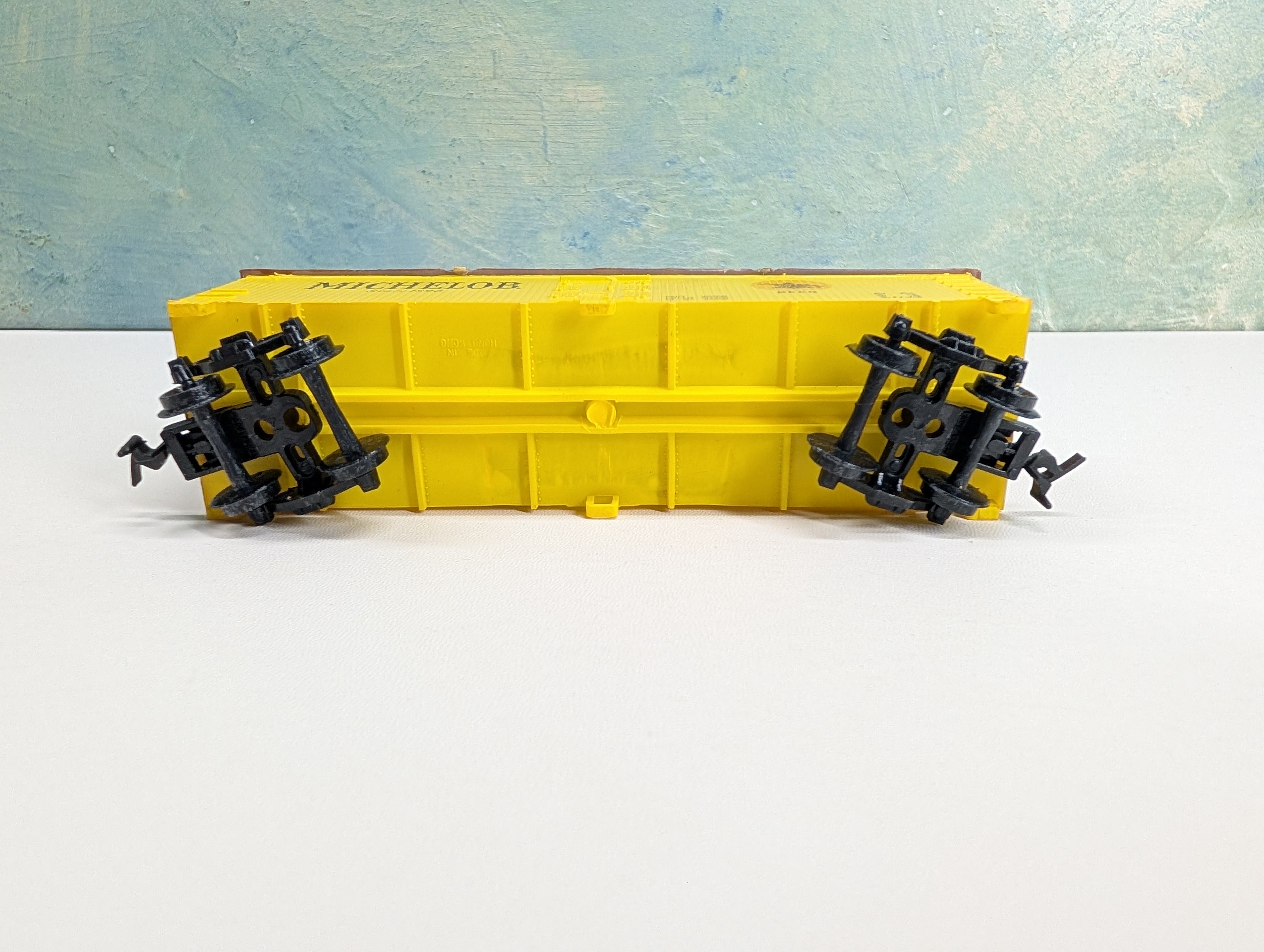 USED HO Scale 38' Beer Car Michelob Beer