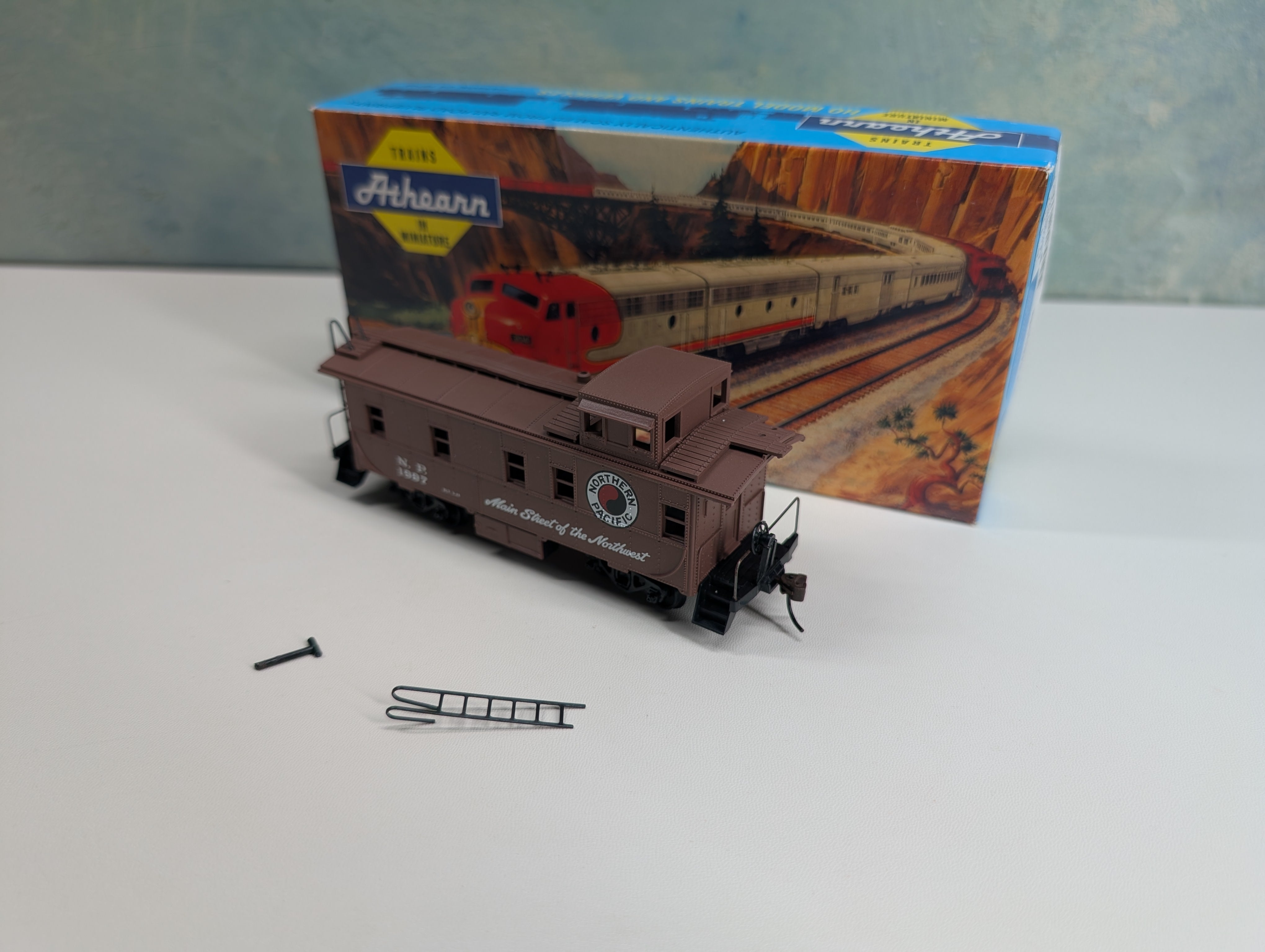 USED Athearn 1266 HO Scale Cupola Caboose Northern Pacific NP #1987
