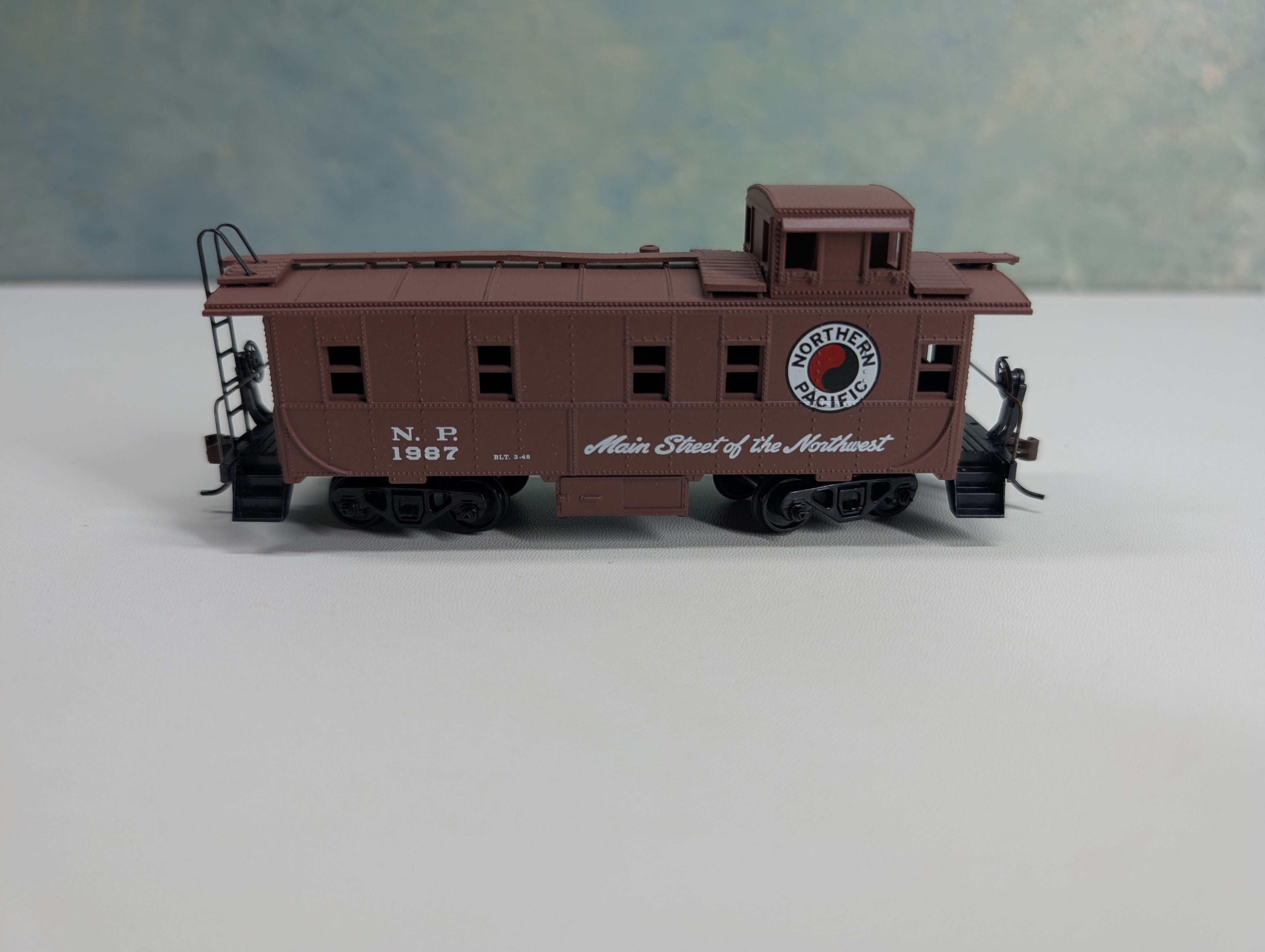 USED Athearn 1266 HO Scale Cupola Caboose Northern Pacific NP #1987