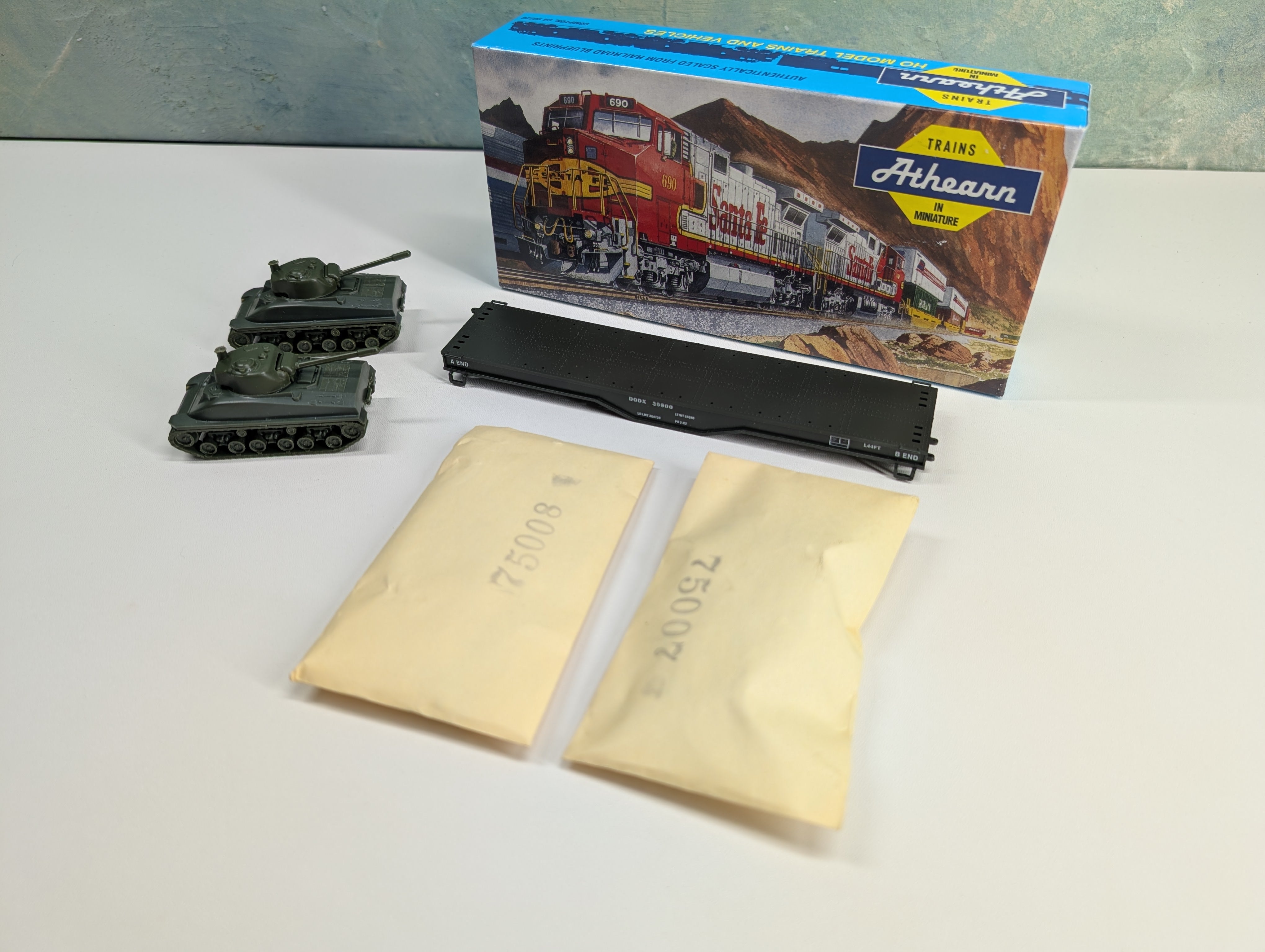 USED Athearn 1259 HO Scale Heavy Duty Flat Car Department of Defense DODX #39900 w/ Tank Loads RARE KIT