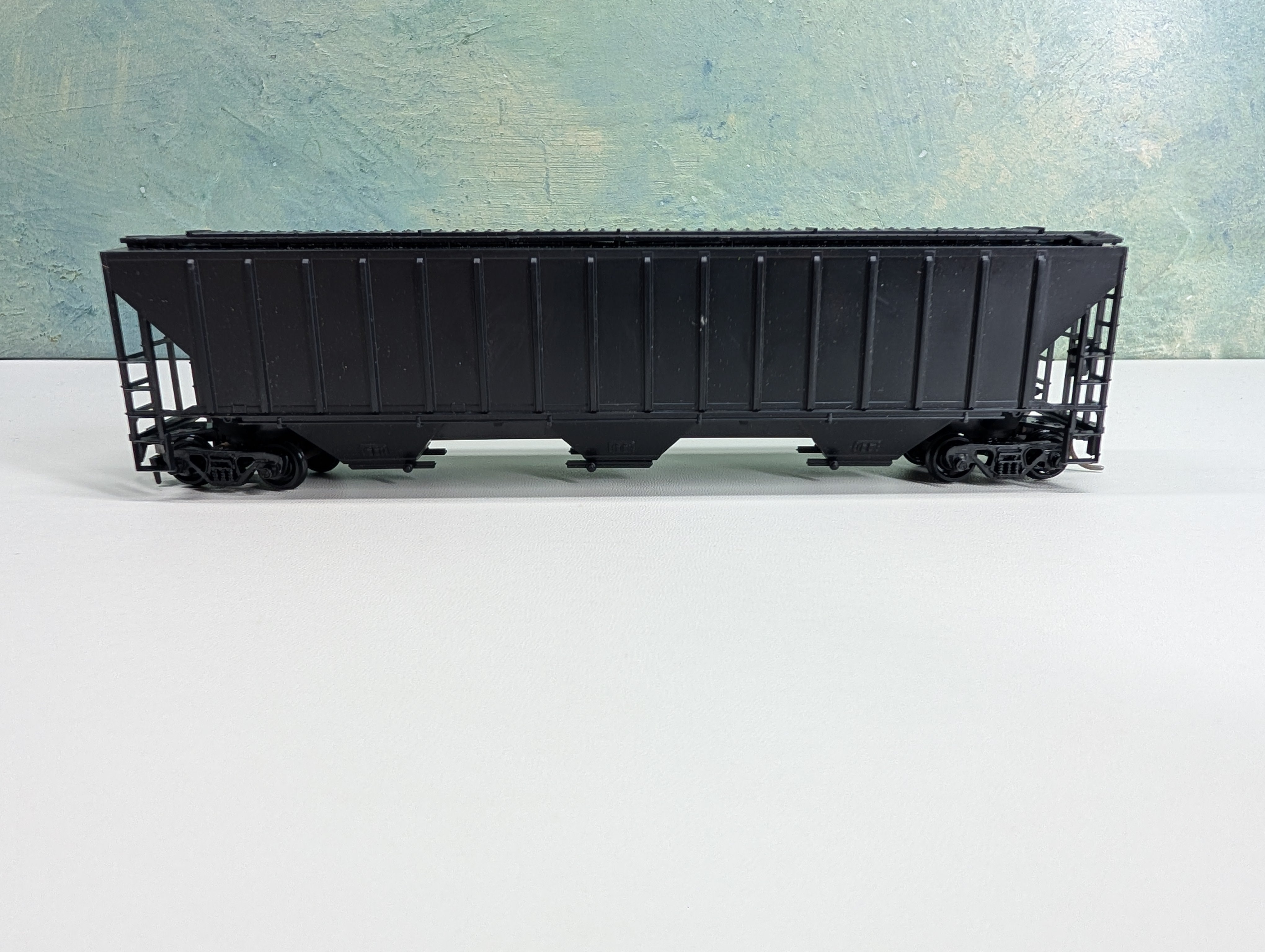 USED Athearn HO Scale 54' Covered Hopper Black Undecorated