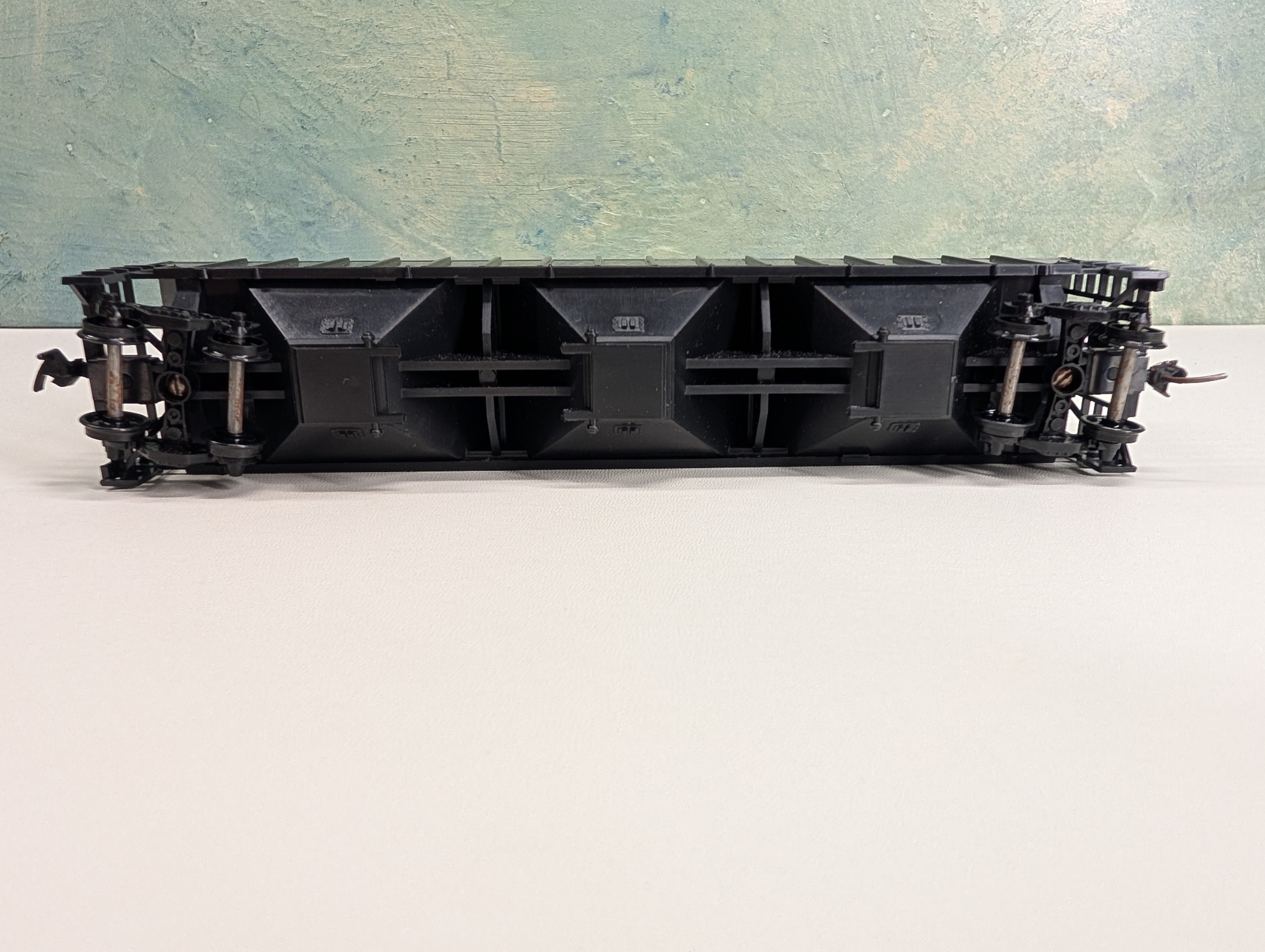 USED Athearn HO Scale 54' Covered Hopper Black Undecorated