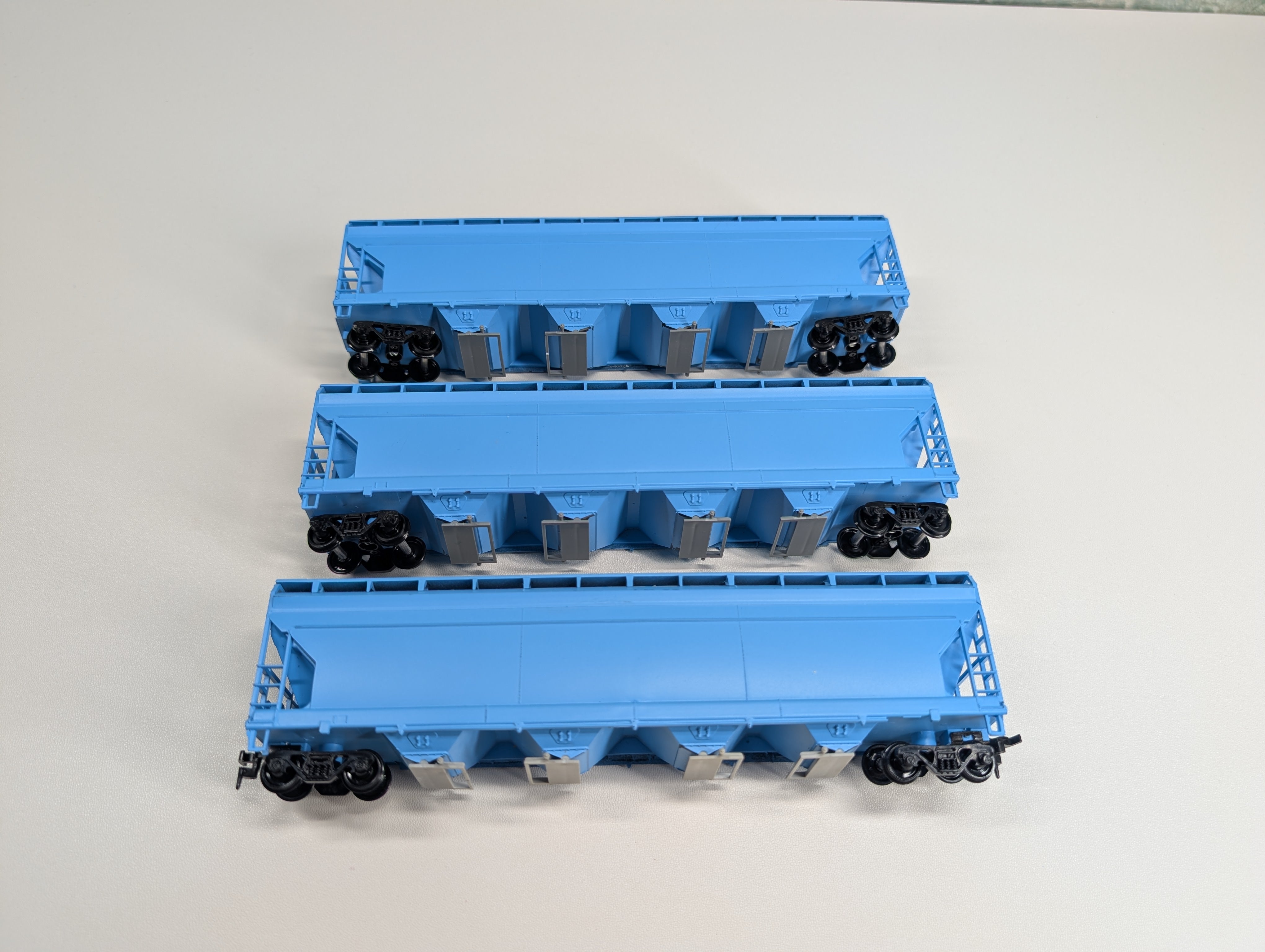 USED Athearn HO Scale Lot of ACF Covered Hoppers Blue Undecorated (3 pcs)