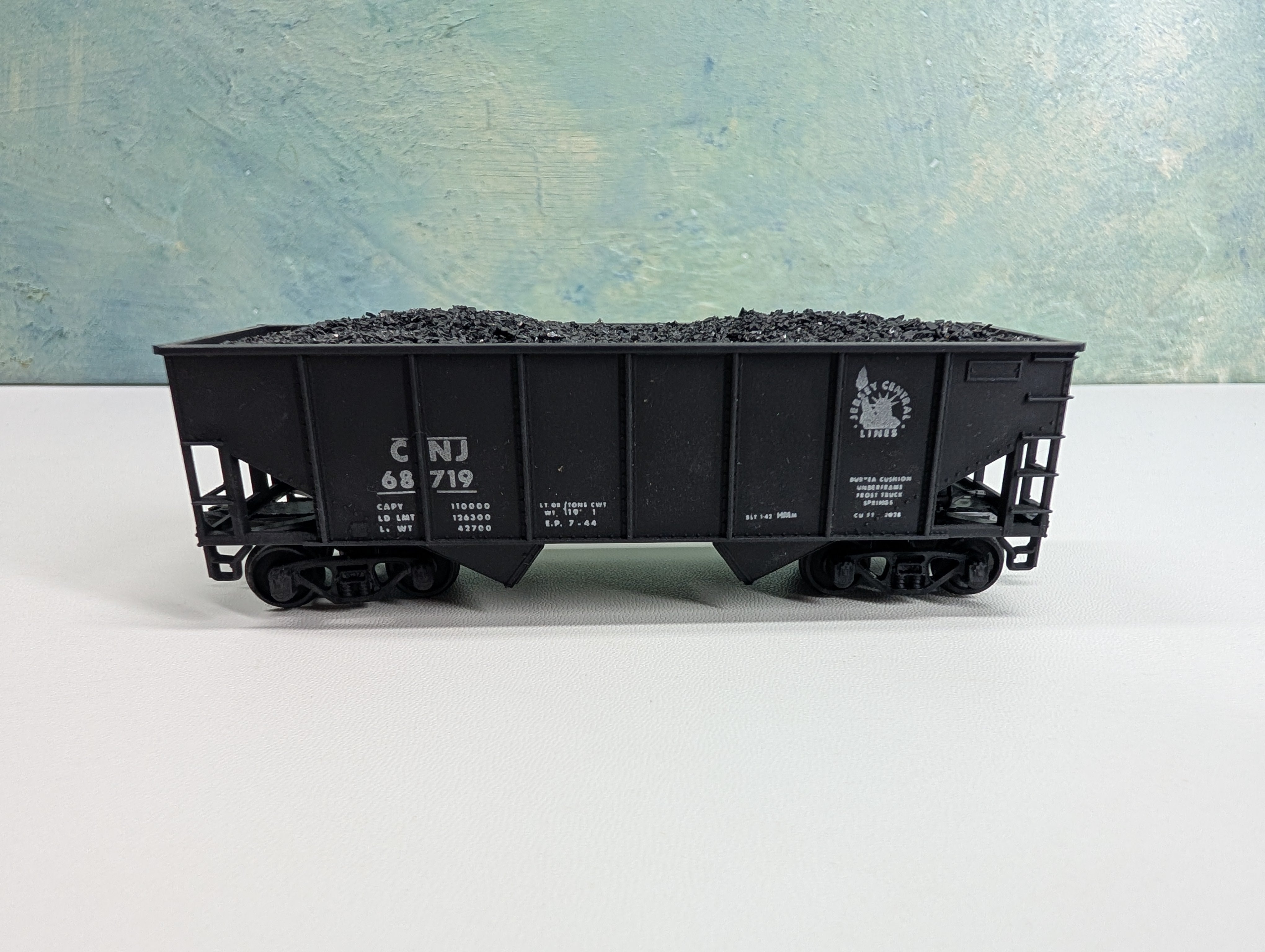 USED Athearn HO Scale 2 Bay Hoper w/ Coal Load CNJ #68719