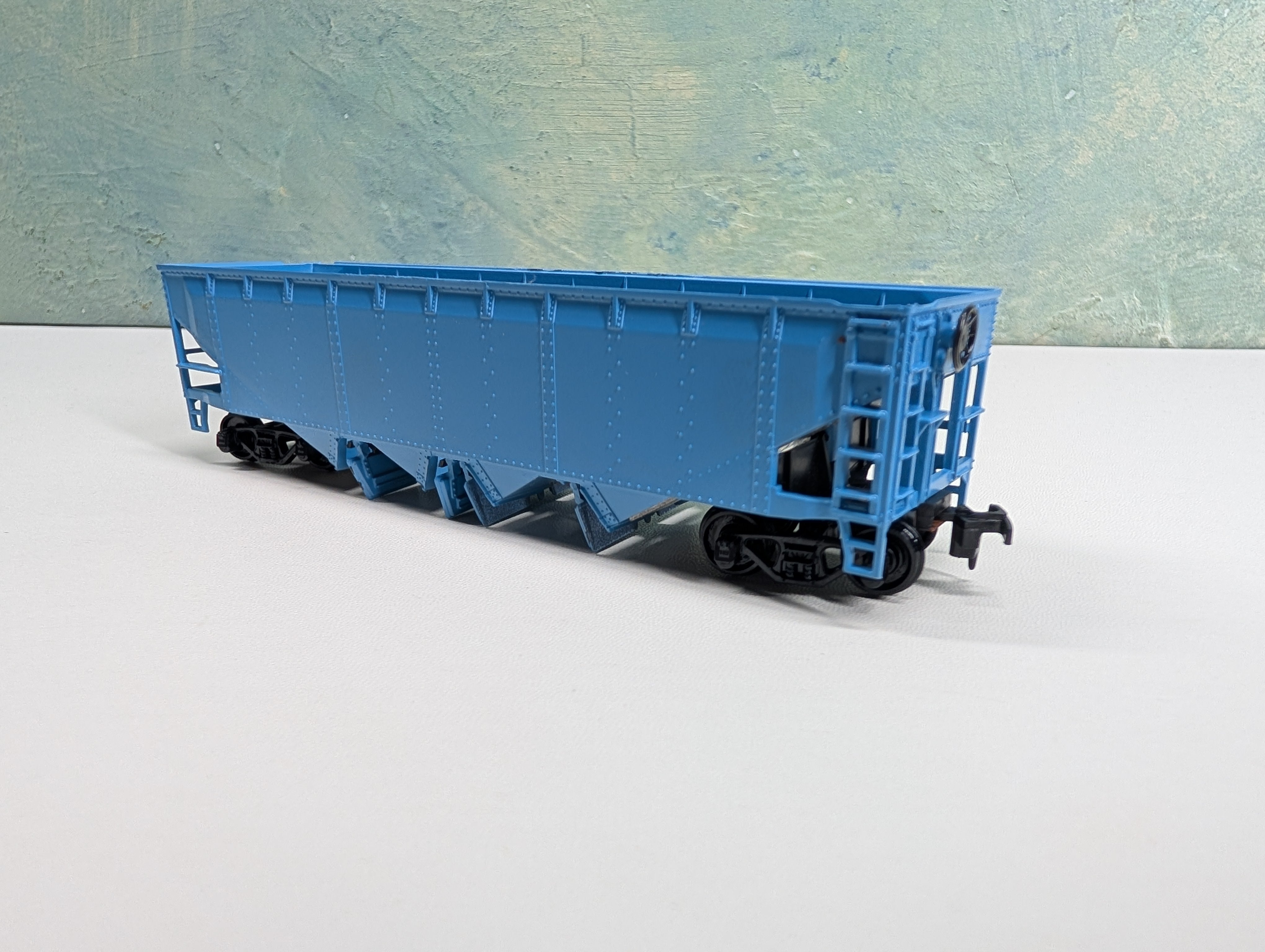 USED Athearn HO Scale Operating Quad Hopper Blue Undecorated