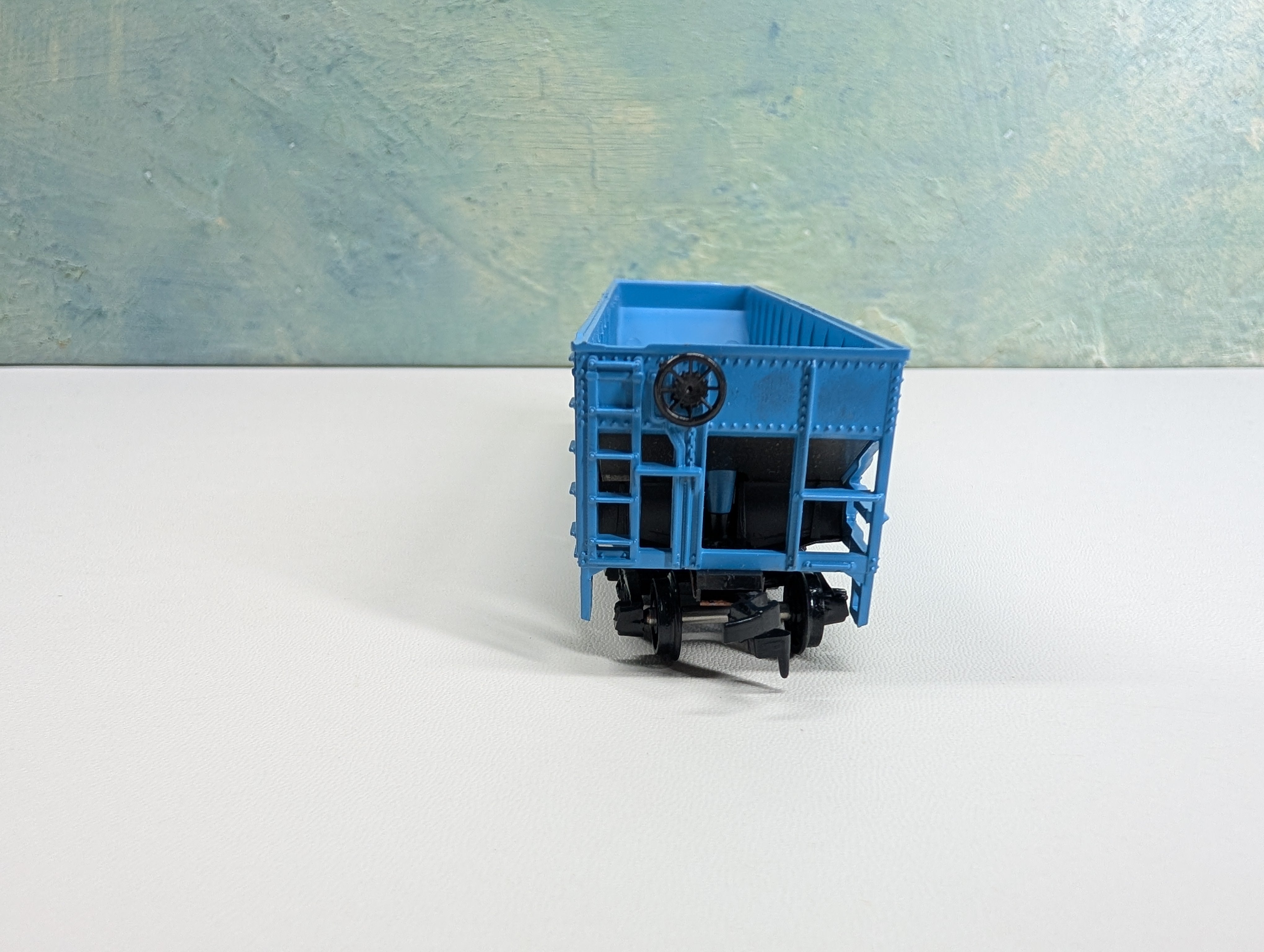 USED Athearn HO Scale Operating Quad Hopper Blue Undecorated