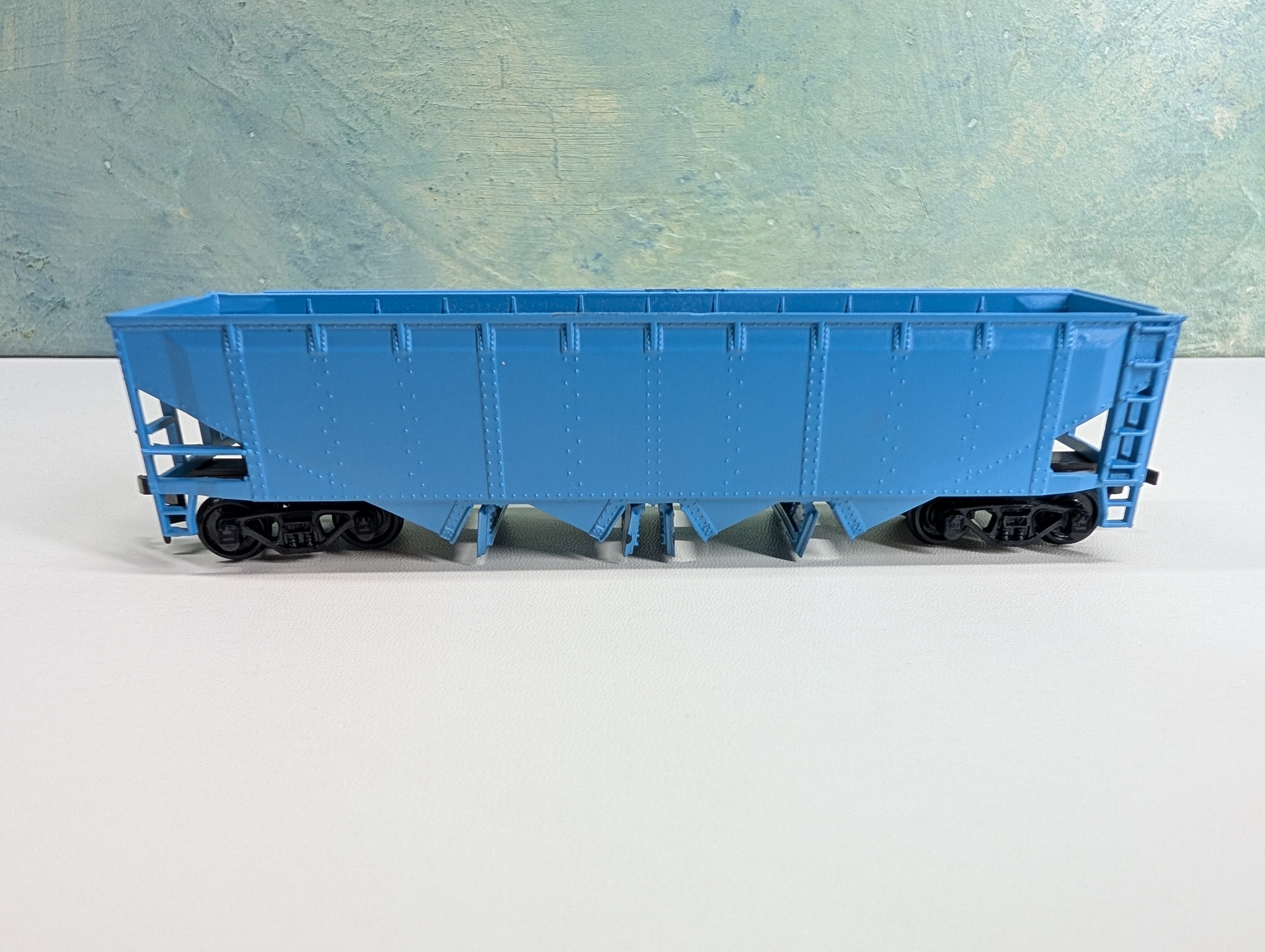 USED Athearn HO Scale Operating Quad Hopper Blue Undecorated