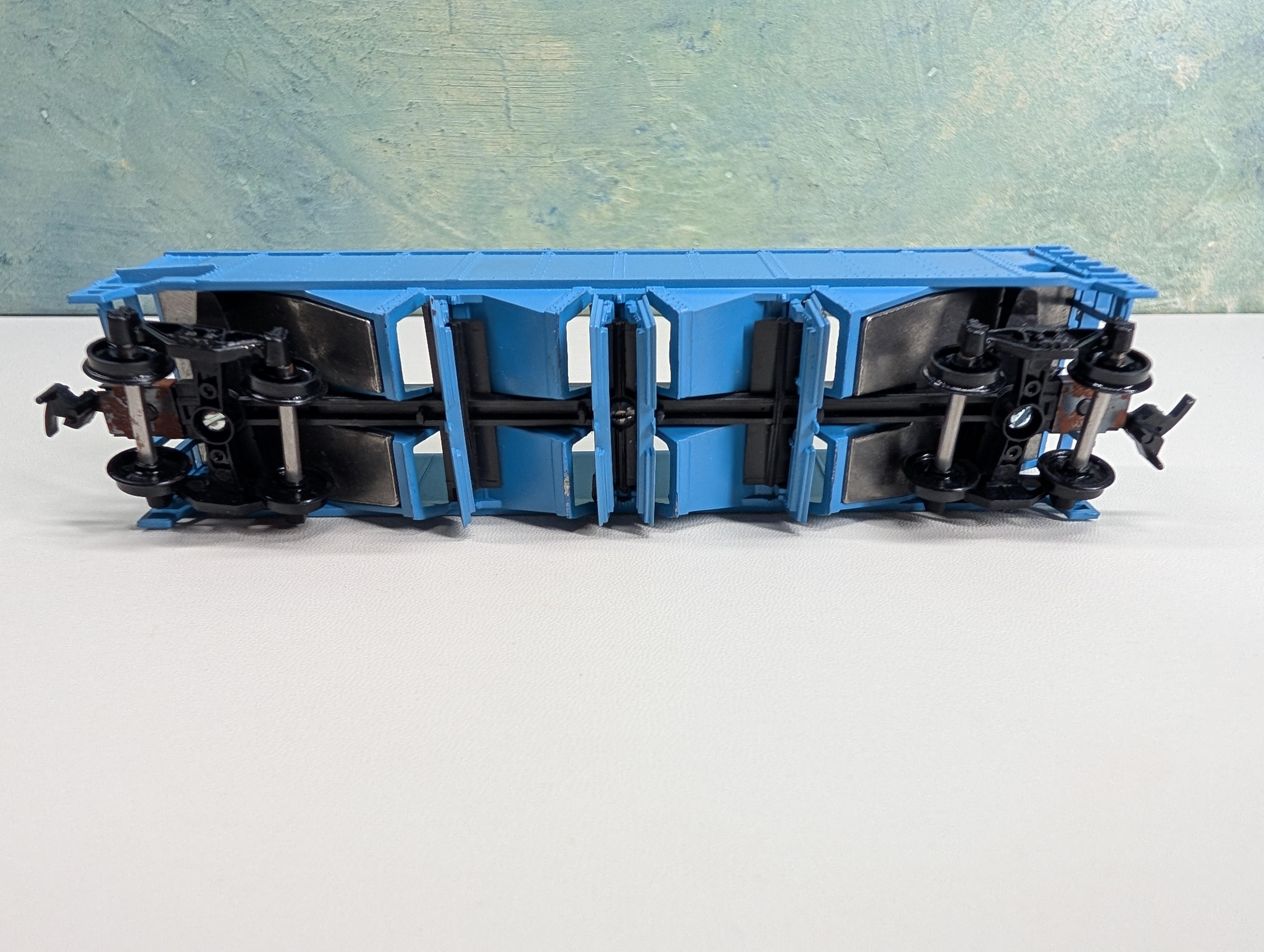 USED Athearn HO Scale Operating Quad Hopper Blue Undecorated