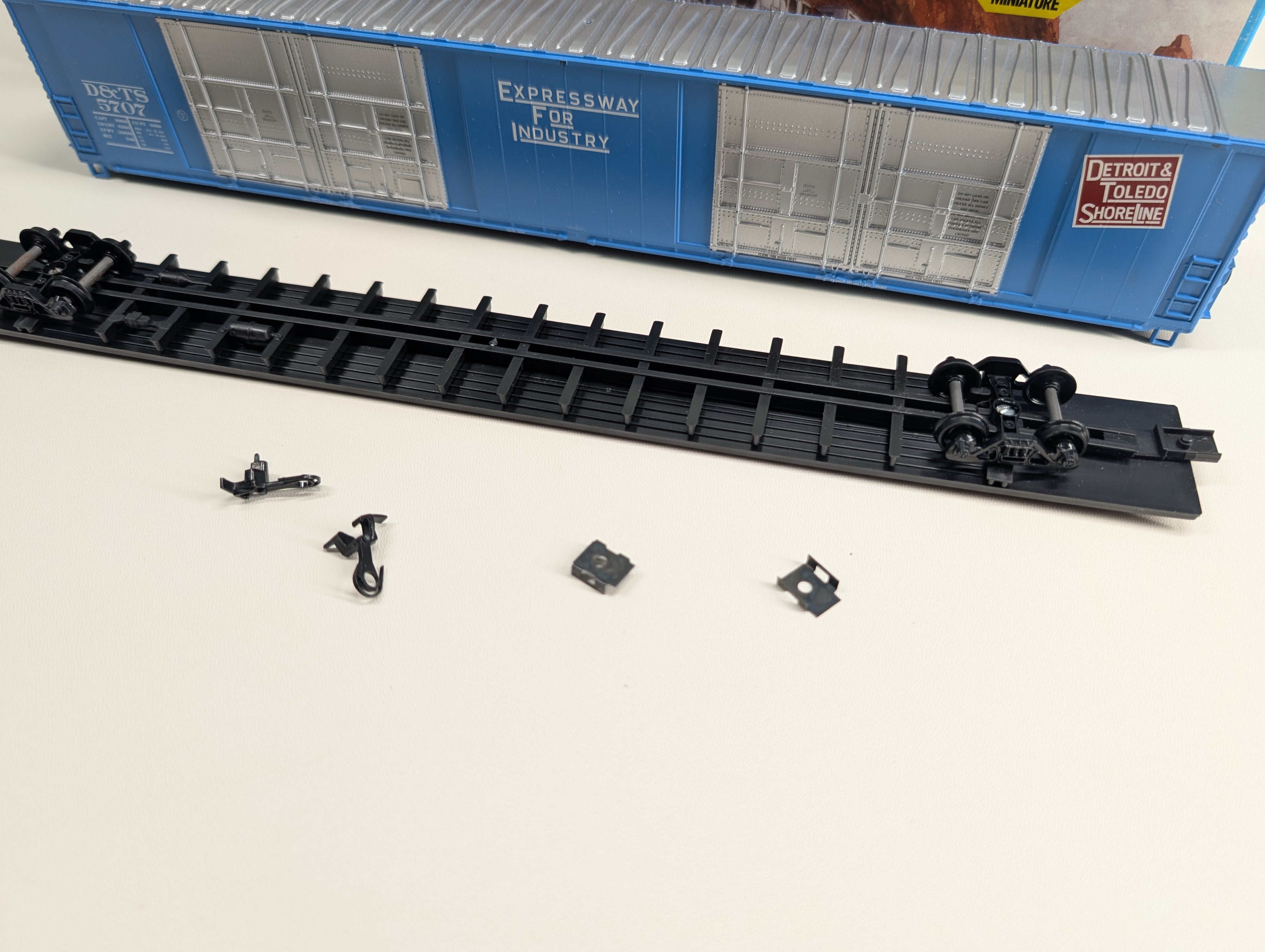 USED Athearn 1997 HO Scale 86' HI-Cube Box Car Detroit, Toledo Shoreline DT&S #5707 KIT