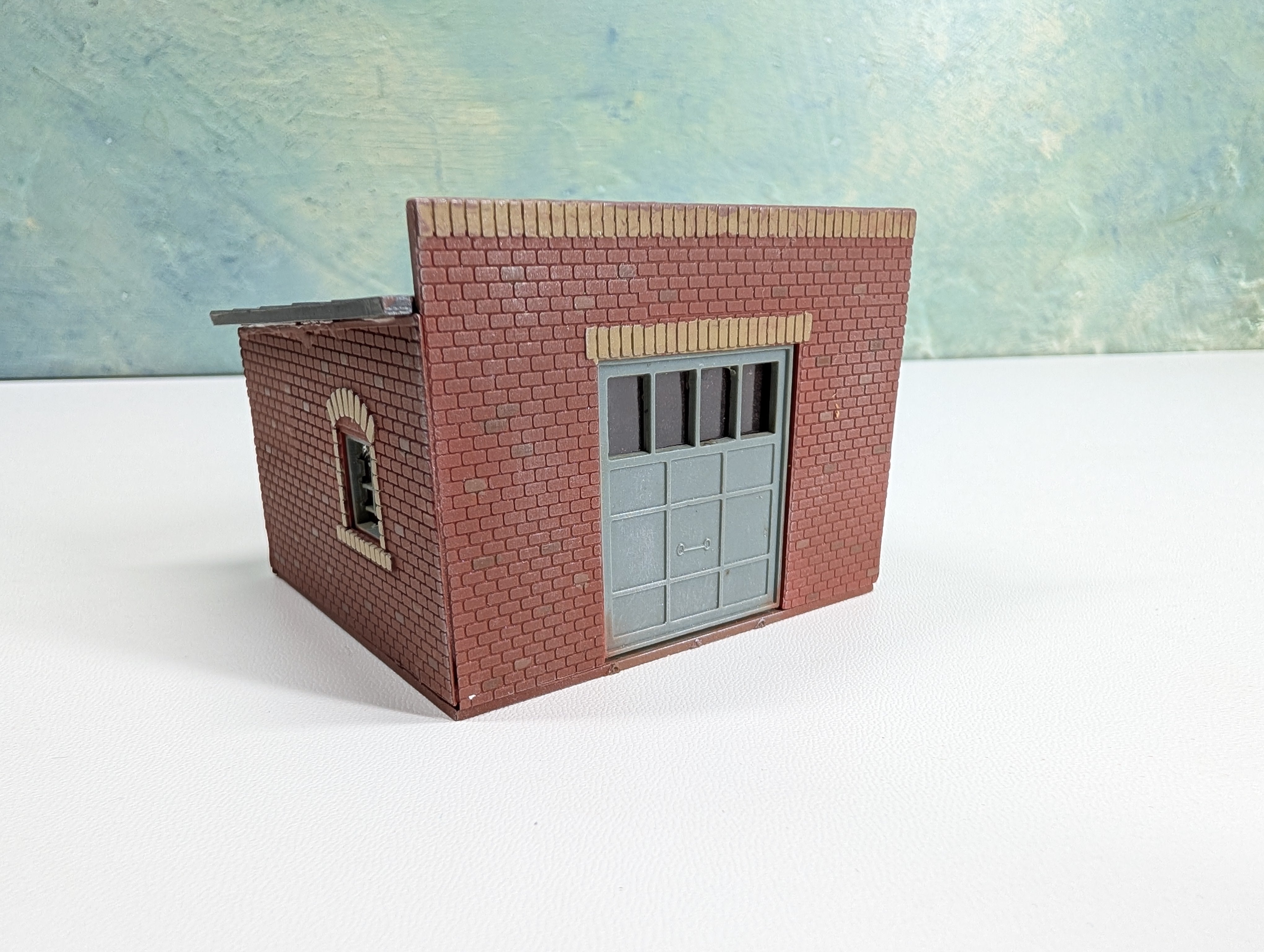 USED HO Scale Small Brick Garage