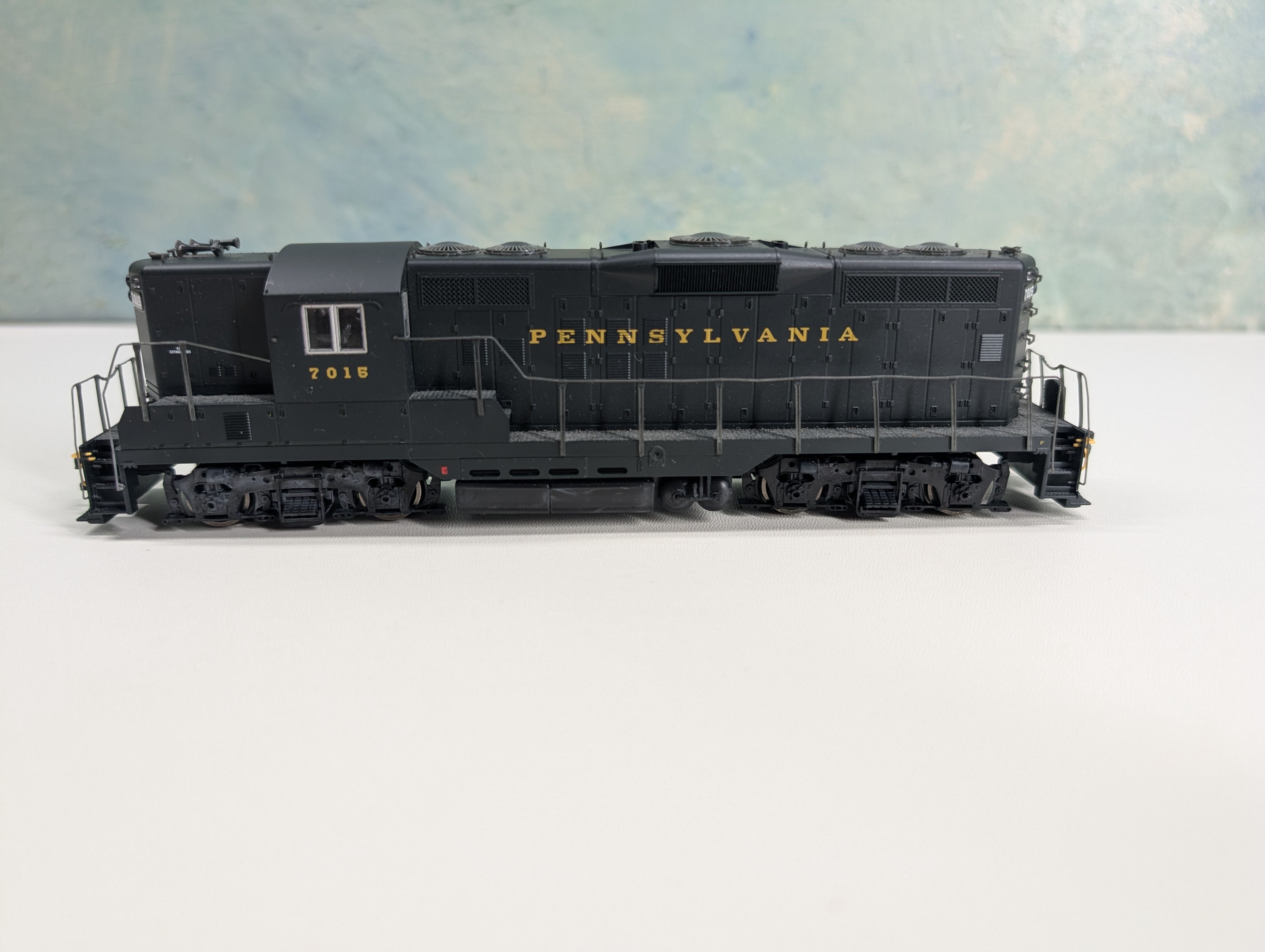 USED Life-Like HO Scale Proto GP9 High Nose Diesel Locomotive Pennsylvania PRR #7015 Parts/Repairs DC