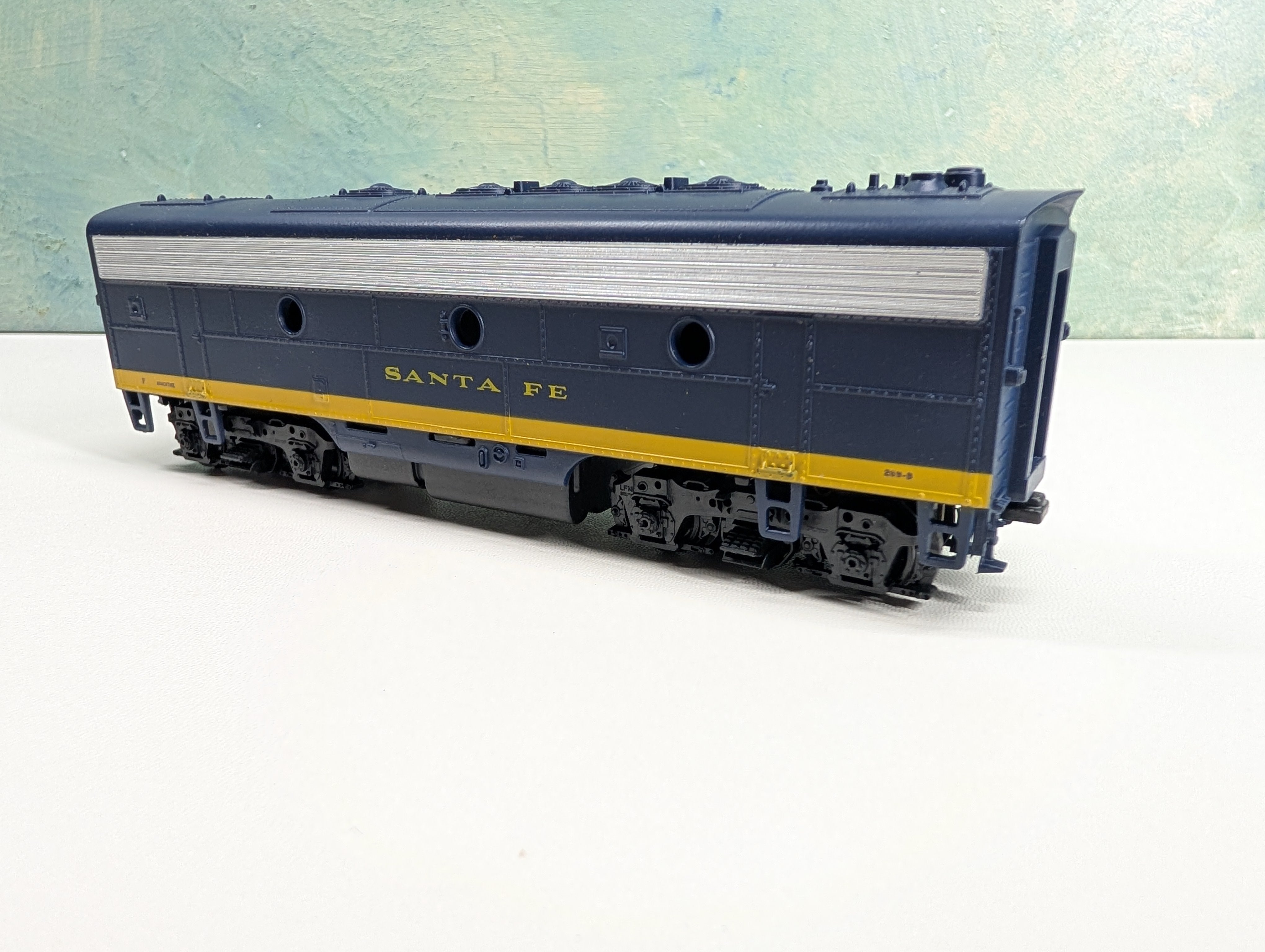 USED Athearn HO Scale Non-Powered F-7B Diesel Locomotive Santa Fe ATSF #269-B