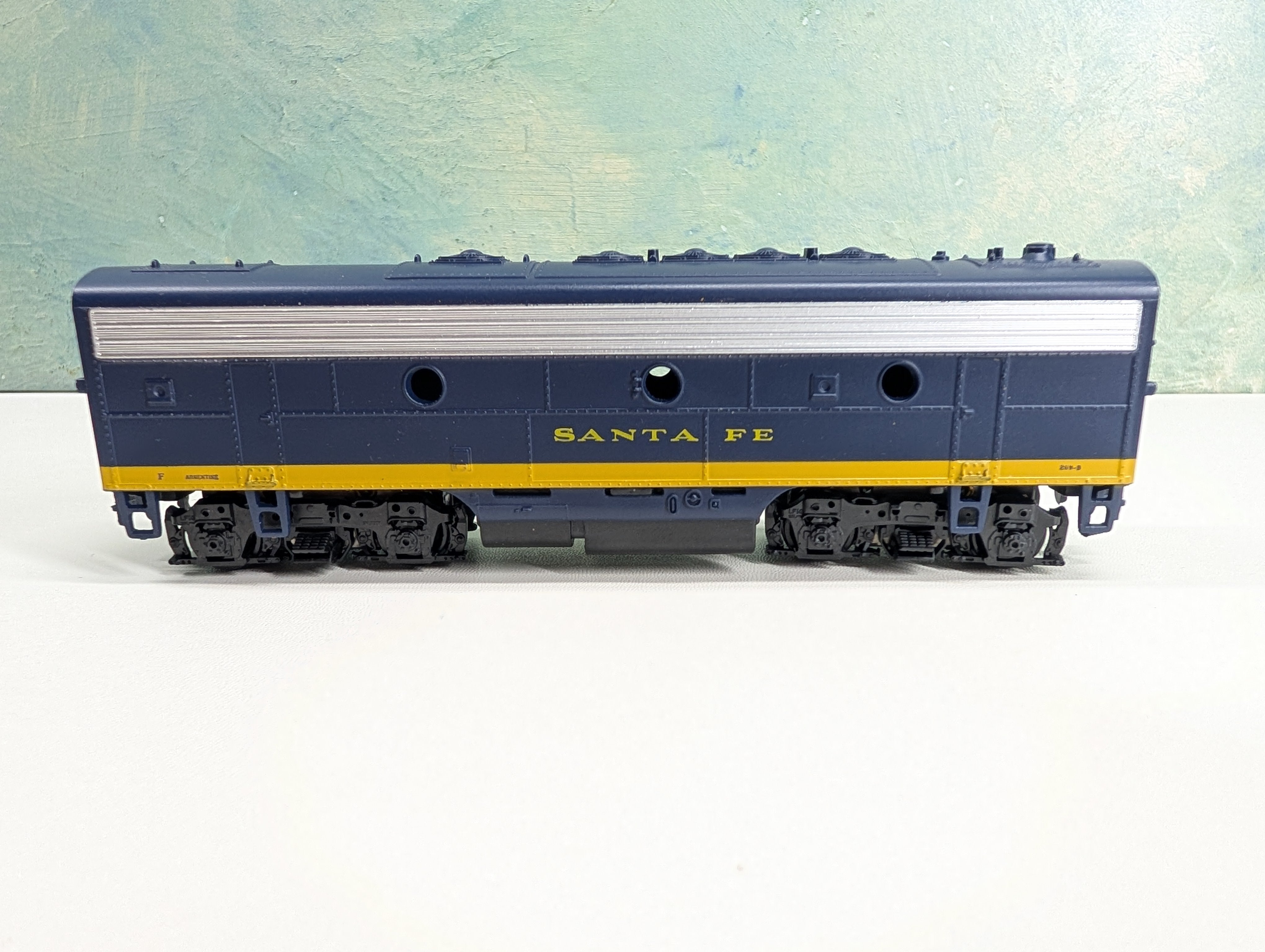 USED Athearn HO Scale Non-Powered F-7B Diesel Locomotive Santa Fe ATSF #269-B