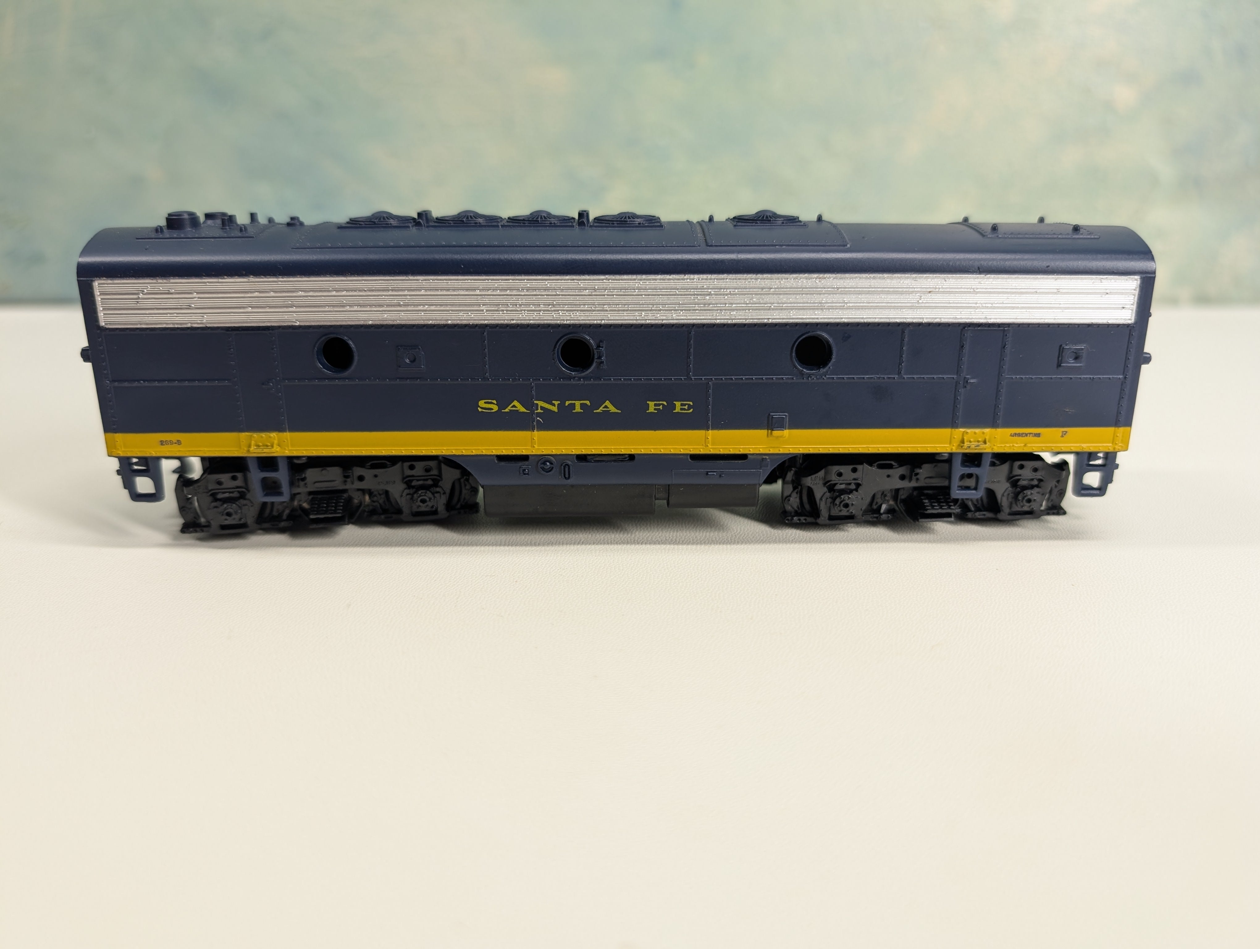 USED Athearn HO Scale Non-Powered F-7B Diesel Locomotive Santa Fe ATSF #269-B