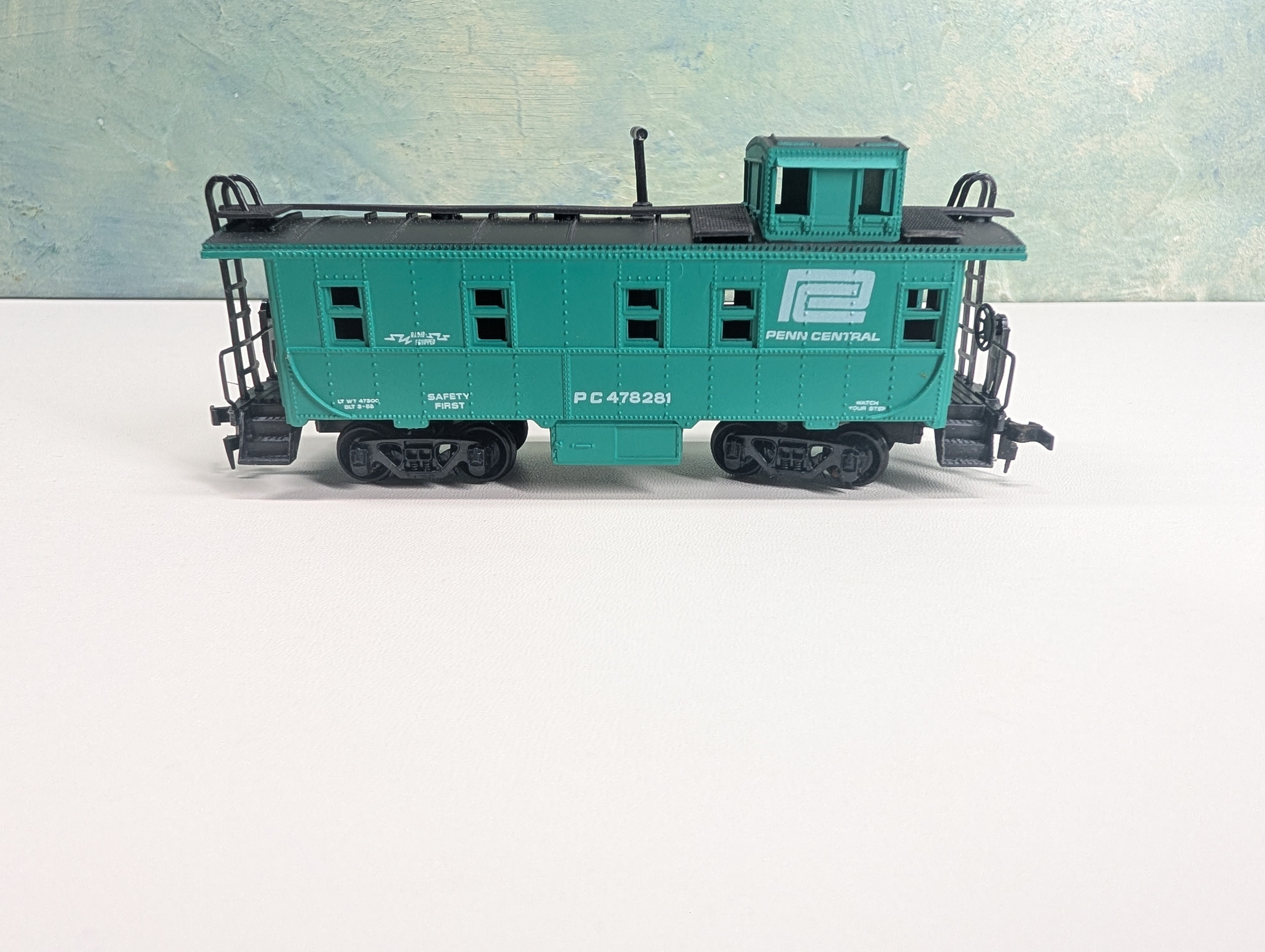 USED Bachmann HO Scale 36' Caboose Penn Central PC #478281