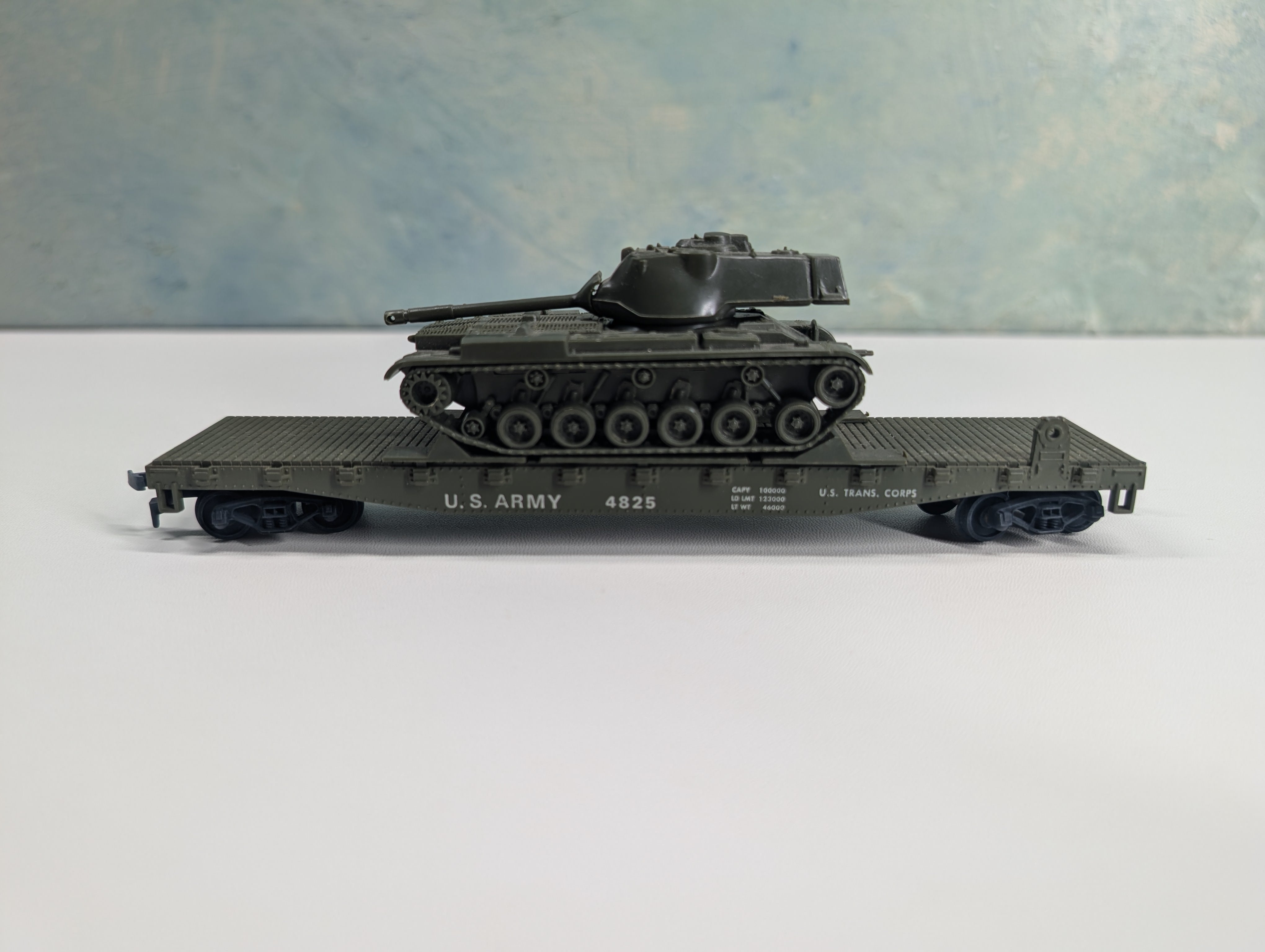 USED Cox HO Scale 50' Flat Car w/ Tank US Army 4825