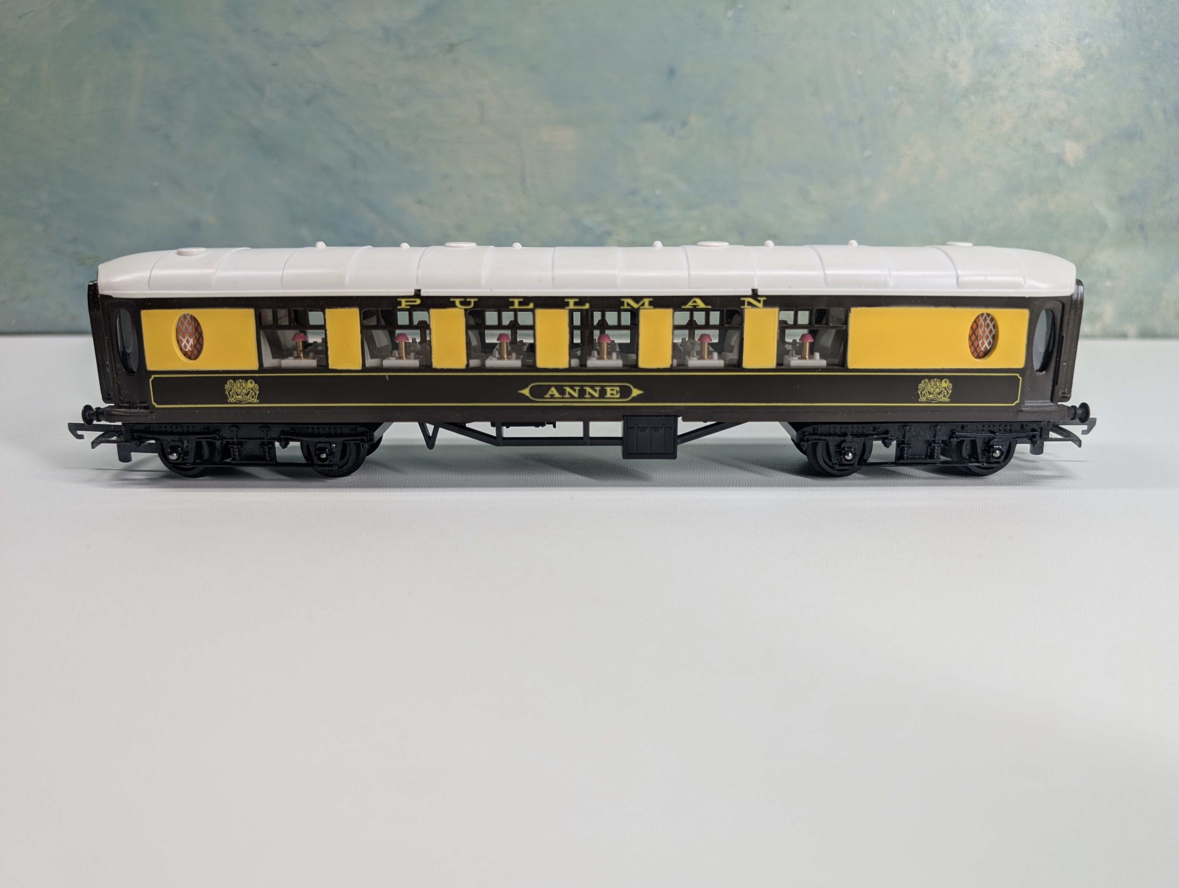 USED Tri-Ang R228 HO Scale OO First Class Passenger Car, White Top Anne w/ Detailed Interiors