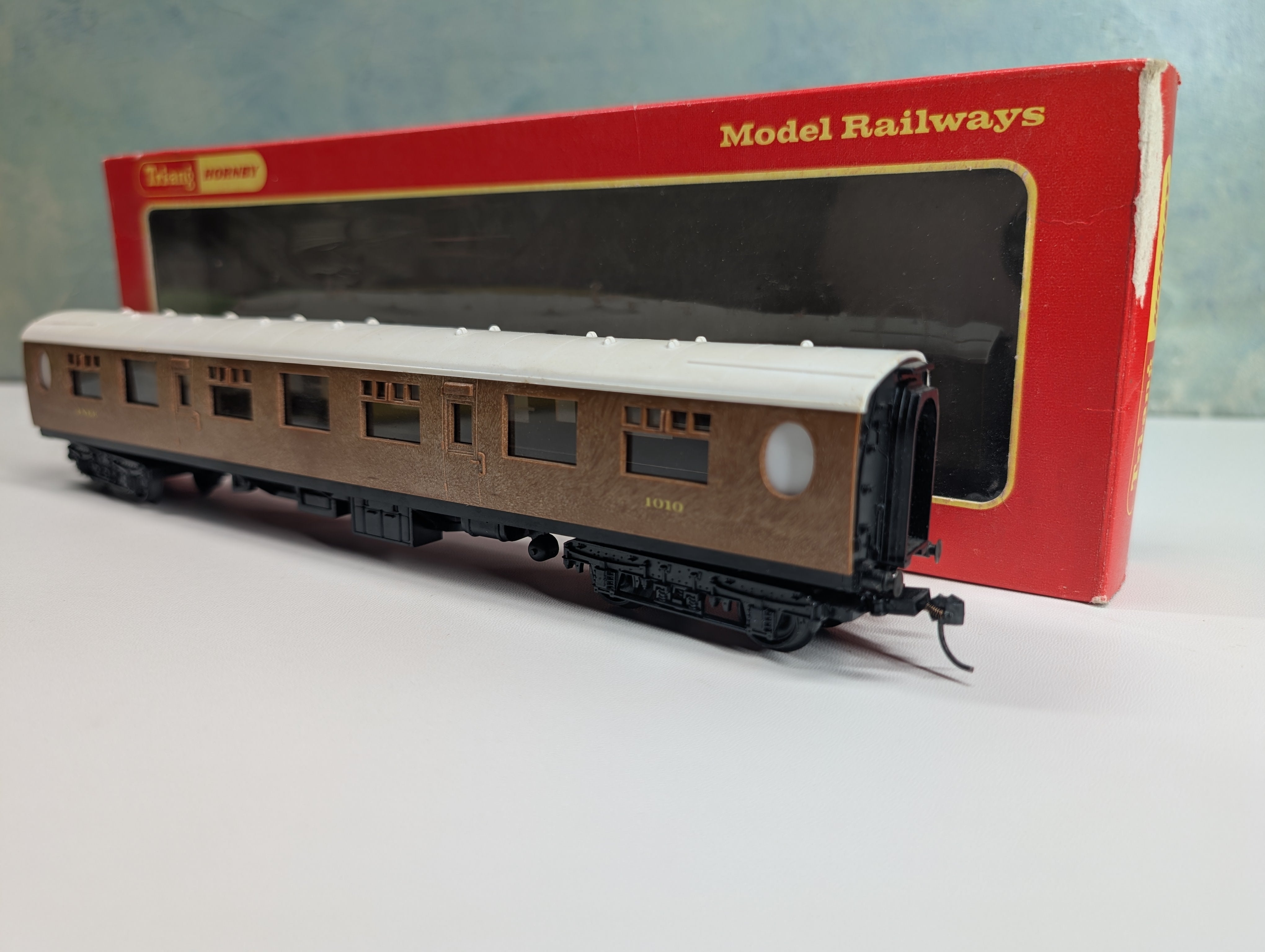 USED Tri-Ang R745 HO Scale OO Full 3rd Coach Passenger Car LNER #1010