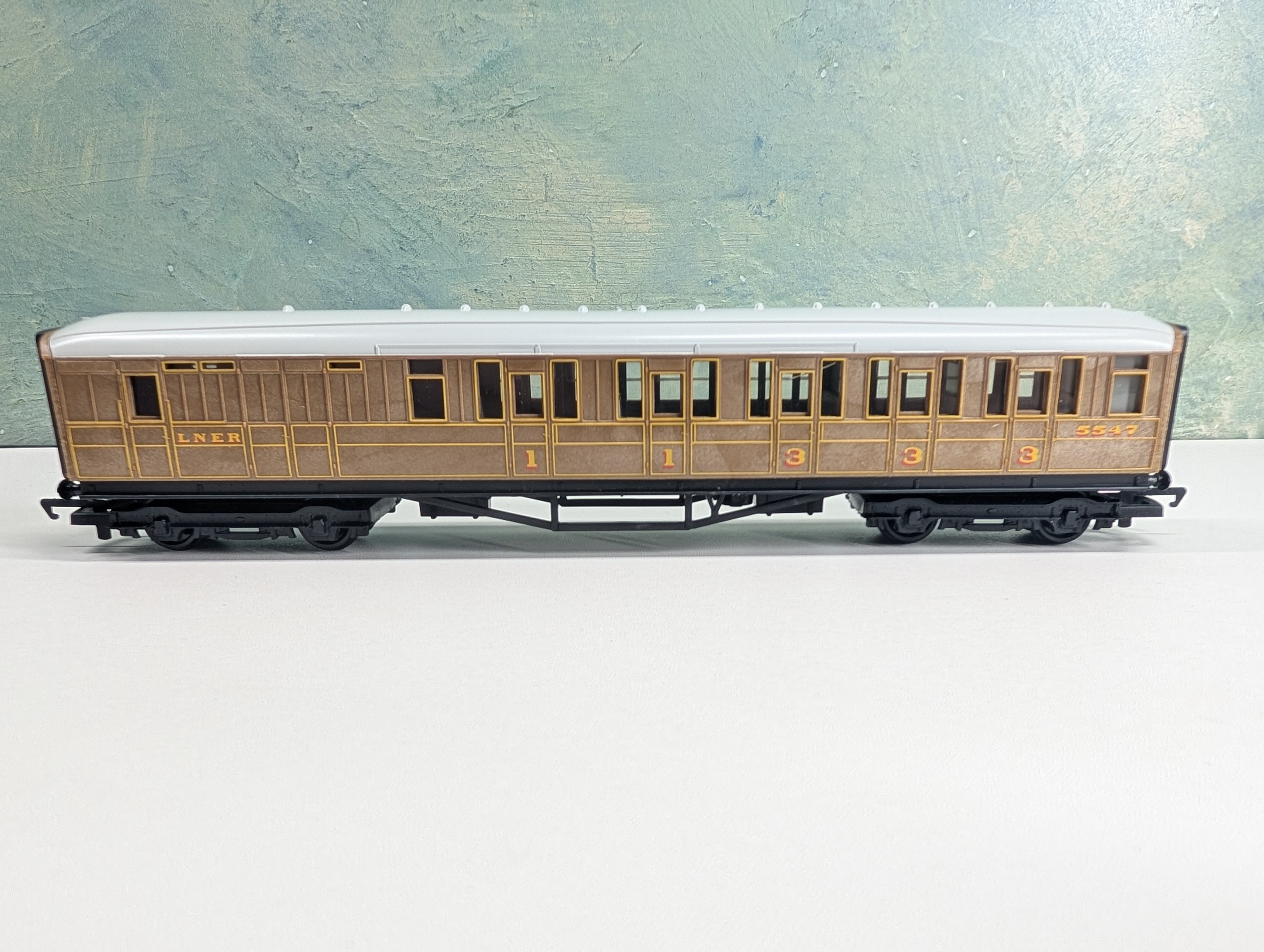 USED Hornby R4063 HO Scale OO Brake Composite Coach Passenger Car LNER #5547