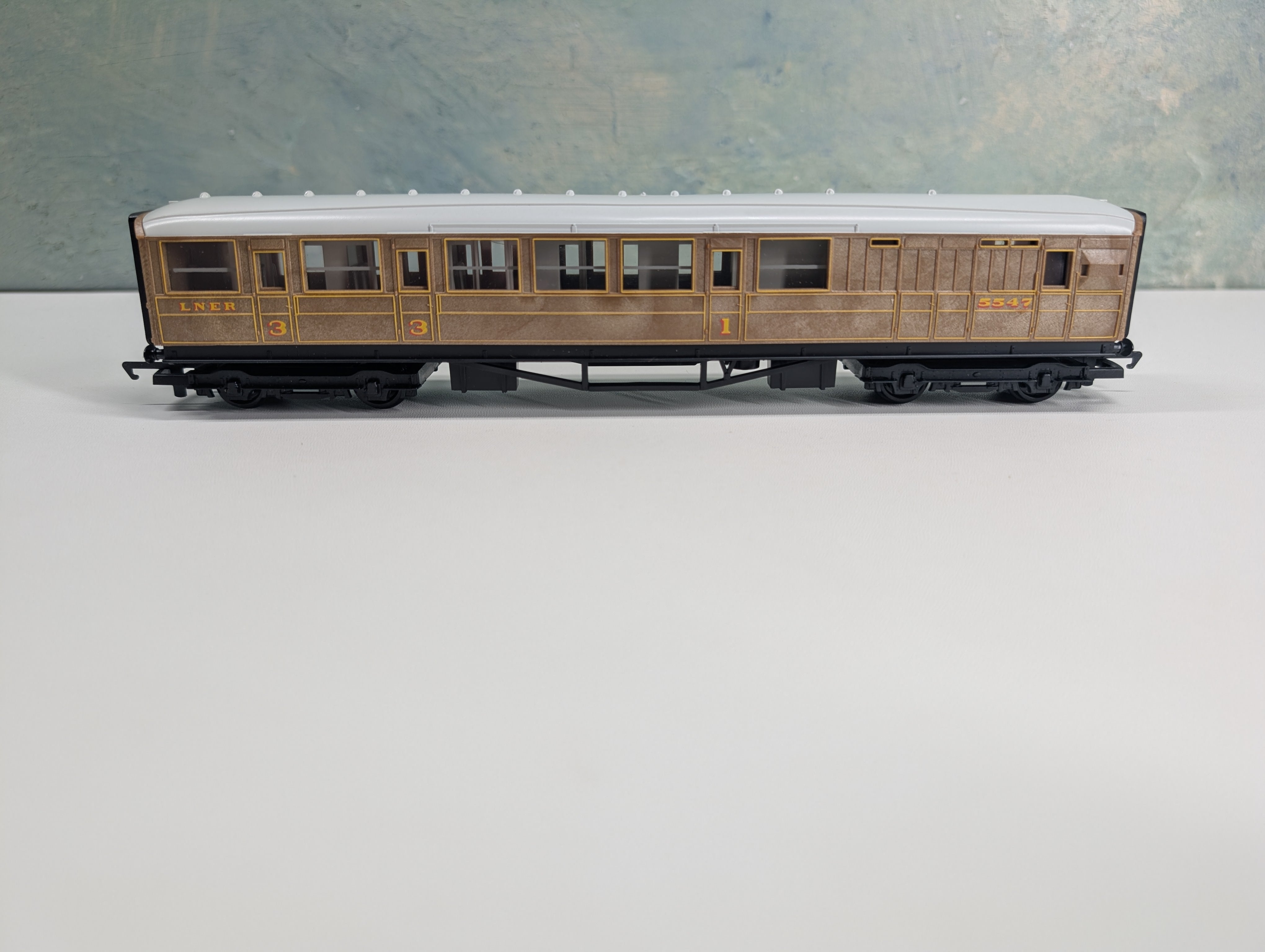 USED Hornby R4063 HO Scale OO Brake Composite Coach Passenger Car LNER #5547