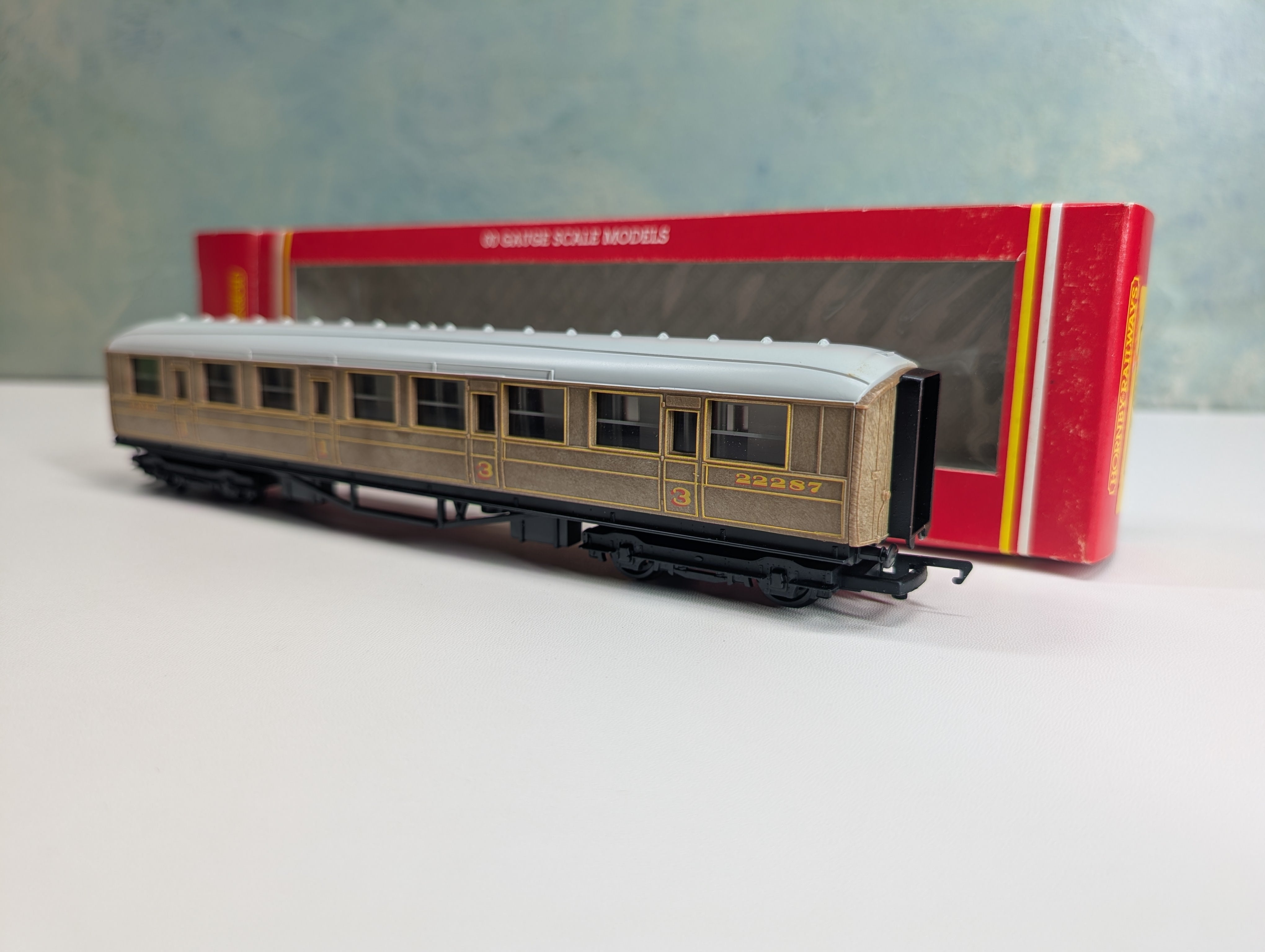 USED Hornby R4062 HO Scale OO Composite Coach Passenger Car LNER #22287