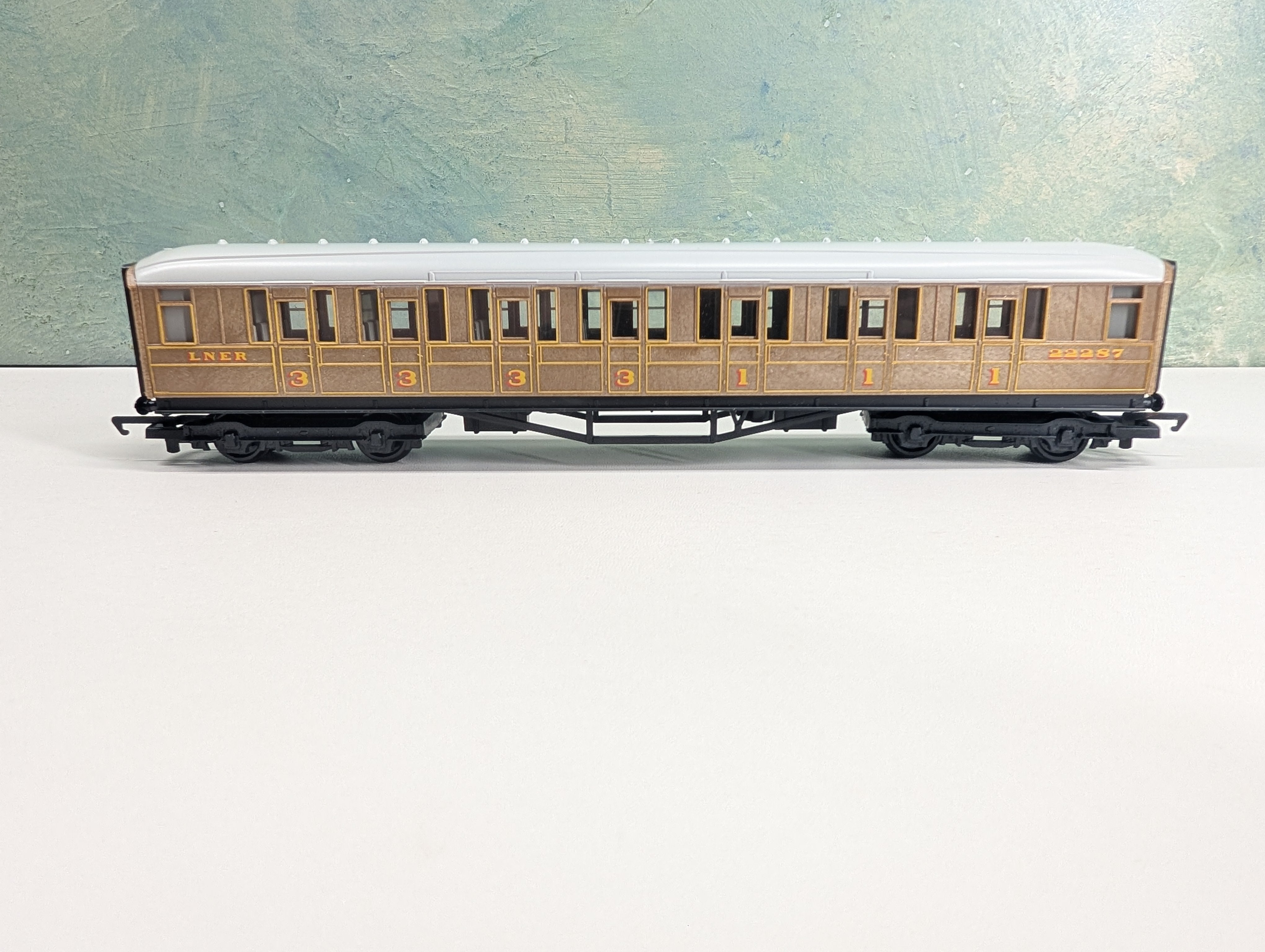 USED Hornby R4062 HO Scale OO Composite Coach Passenger Car LNER #22287