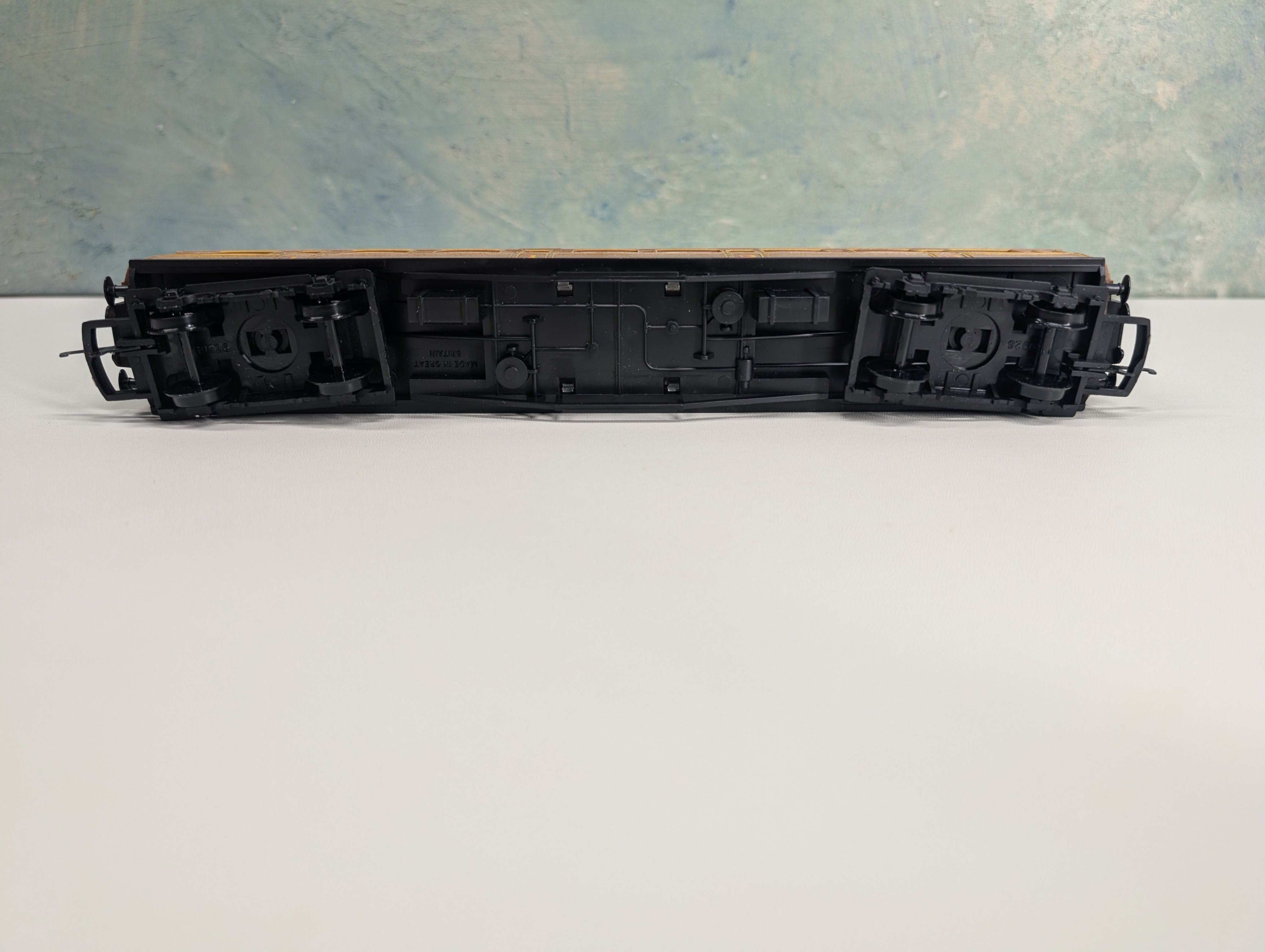 USED Hornby R4062 HO Scale OO Composite Coach Passenger Car LNER #22287