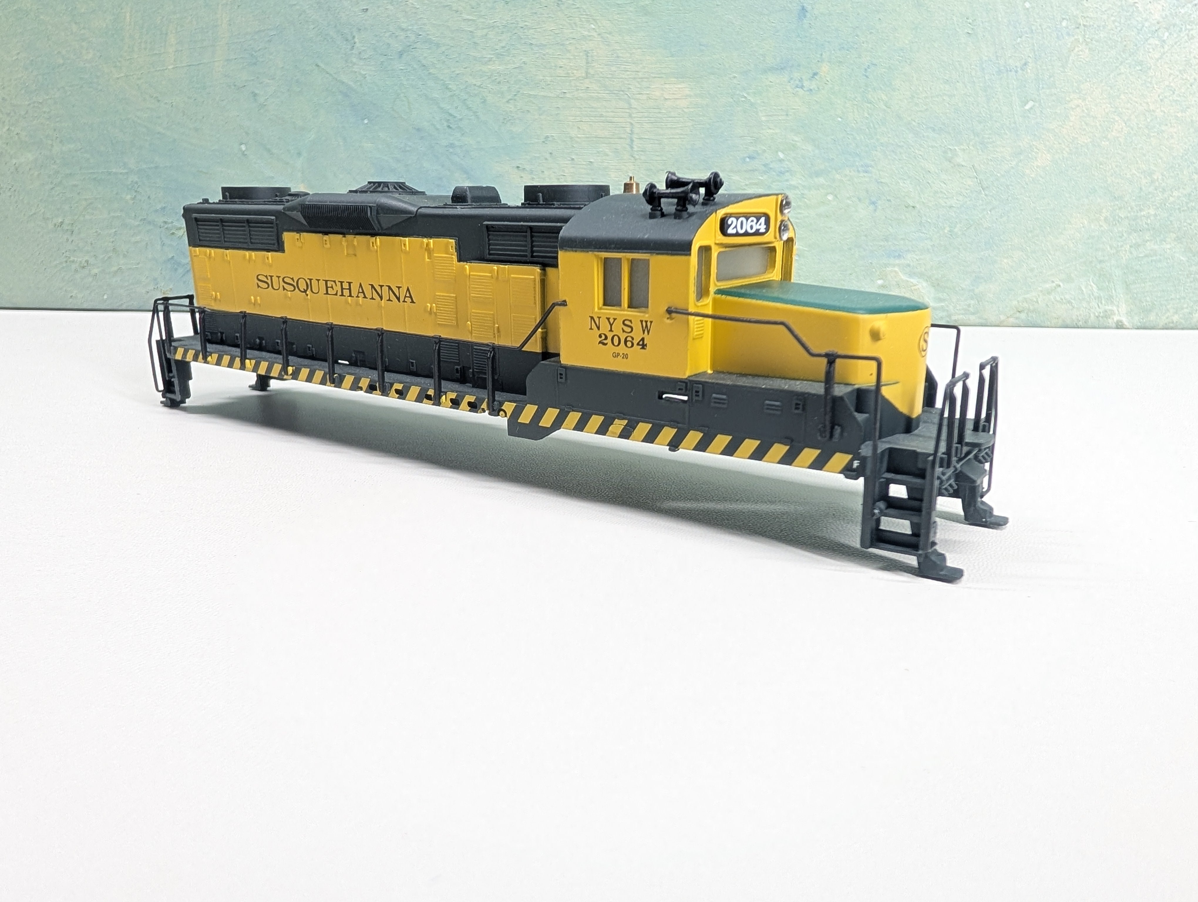 USED Mantua HO Scale GP-20 Diesel Locomotive Shell Only Susquehanna NYSW #2064