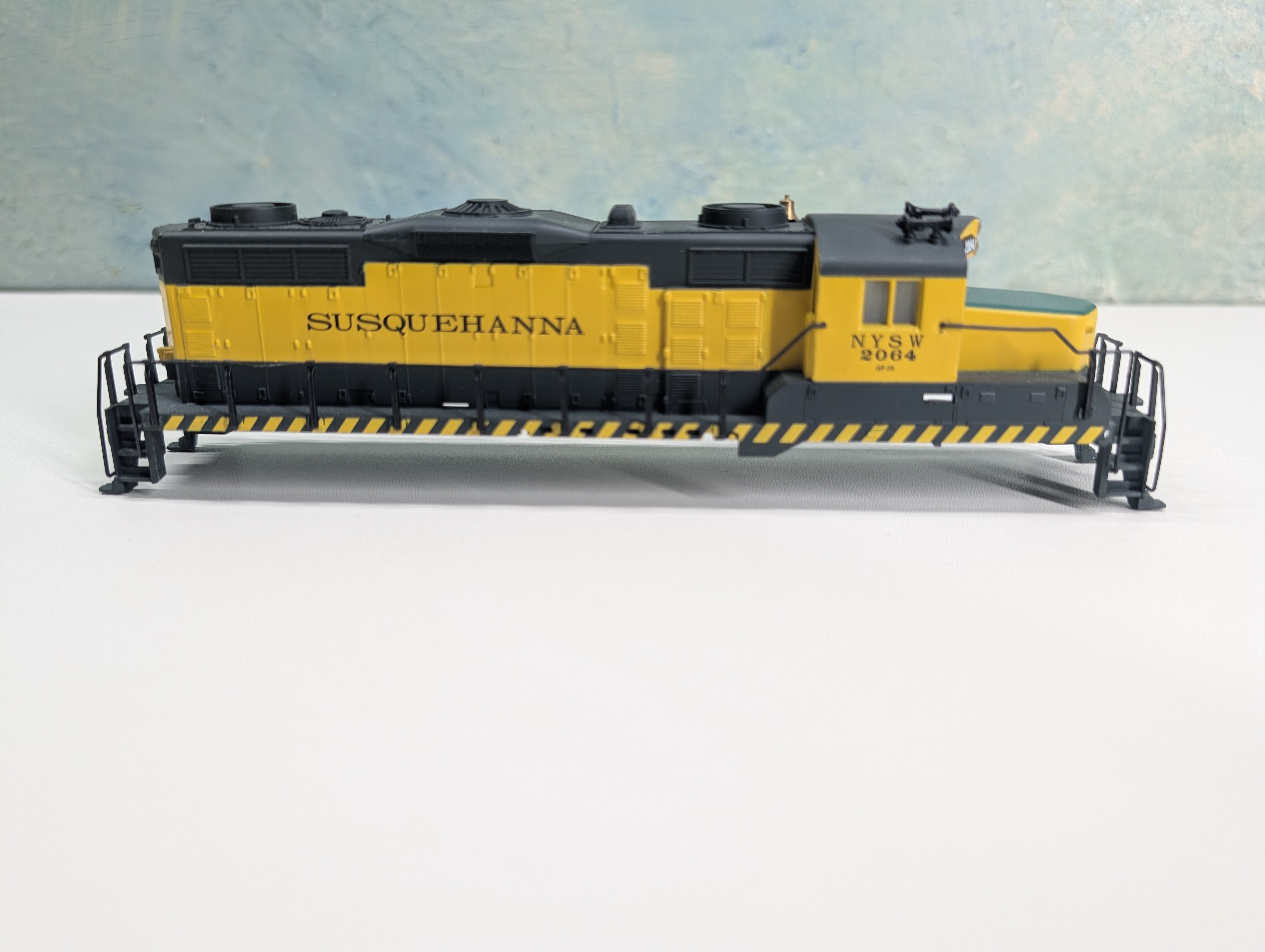 USED Mantua HO Scale GP-20 Diesel Locomotive Shell Only Susquehanna NYSW #2064